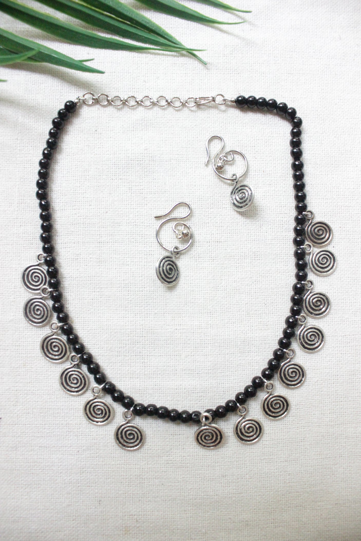 Spiral Metal Charms Intertwined with Black Beads Chain Necklace Set