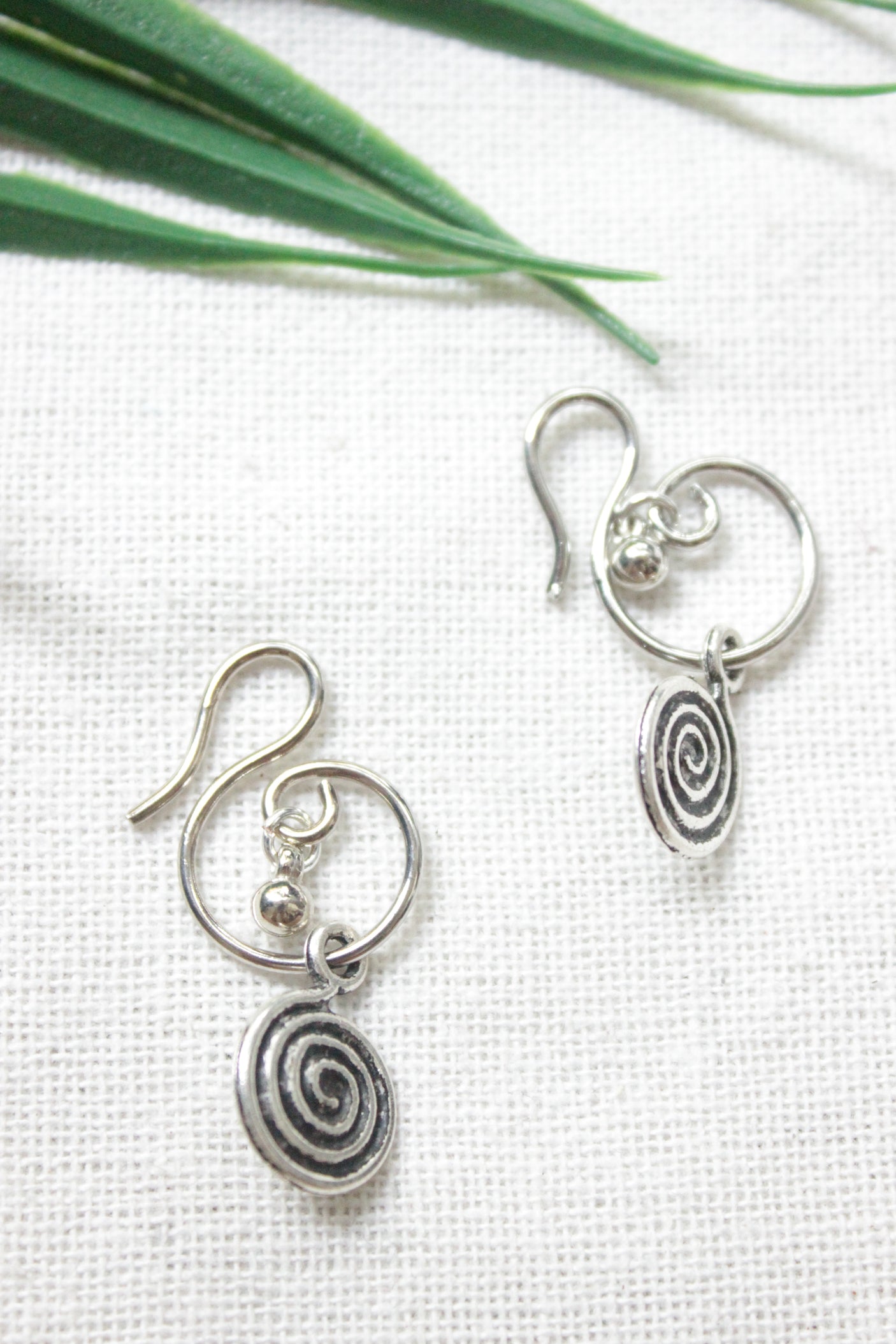 Spiral Metal Charms Intertwined with Black Beads Chain Necklace Set