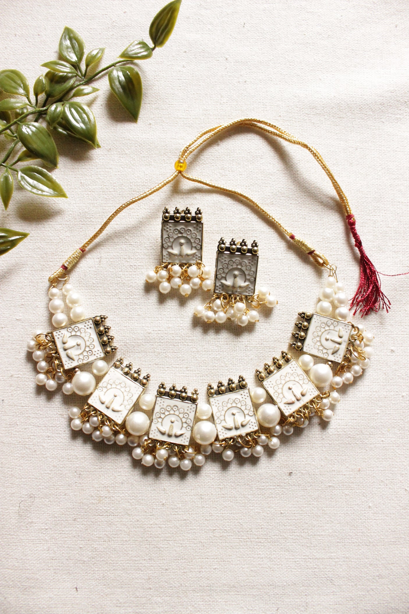 White and Gold Toned Bird Motif Embossed Dori Closure Adjustable Length Choker Necklace Set