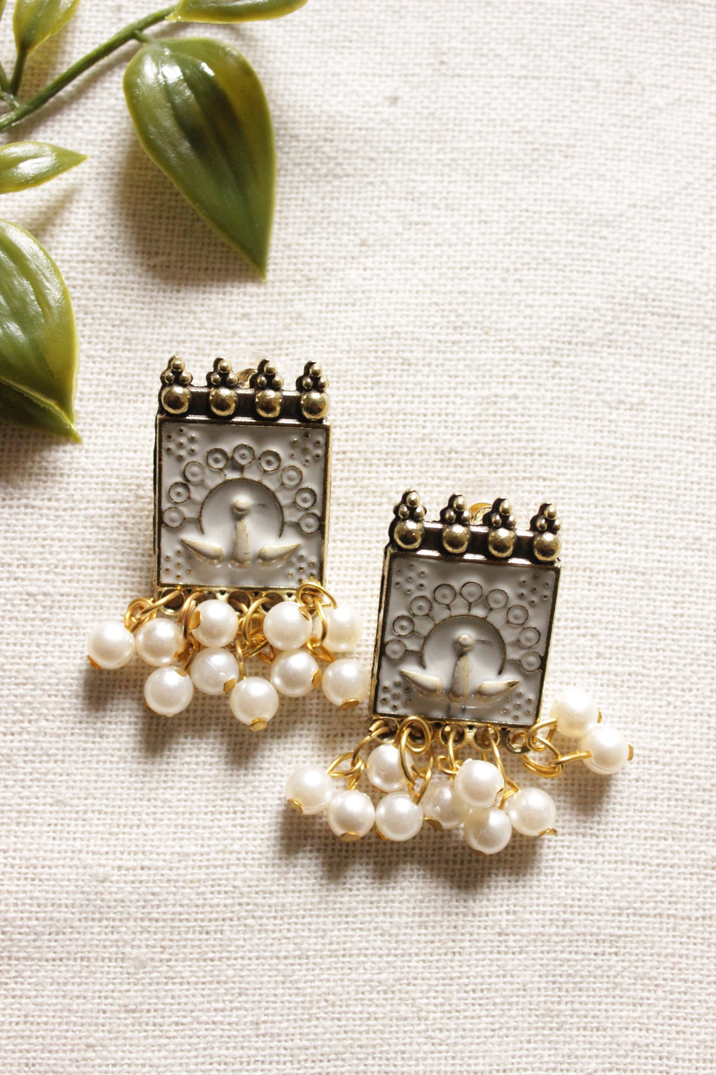 White and Gold Toned Bird Motif Embossed Dori Closure Adjustable Length Choker Necklace Set