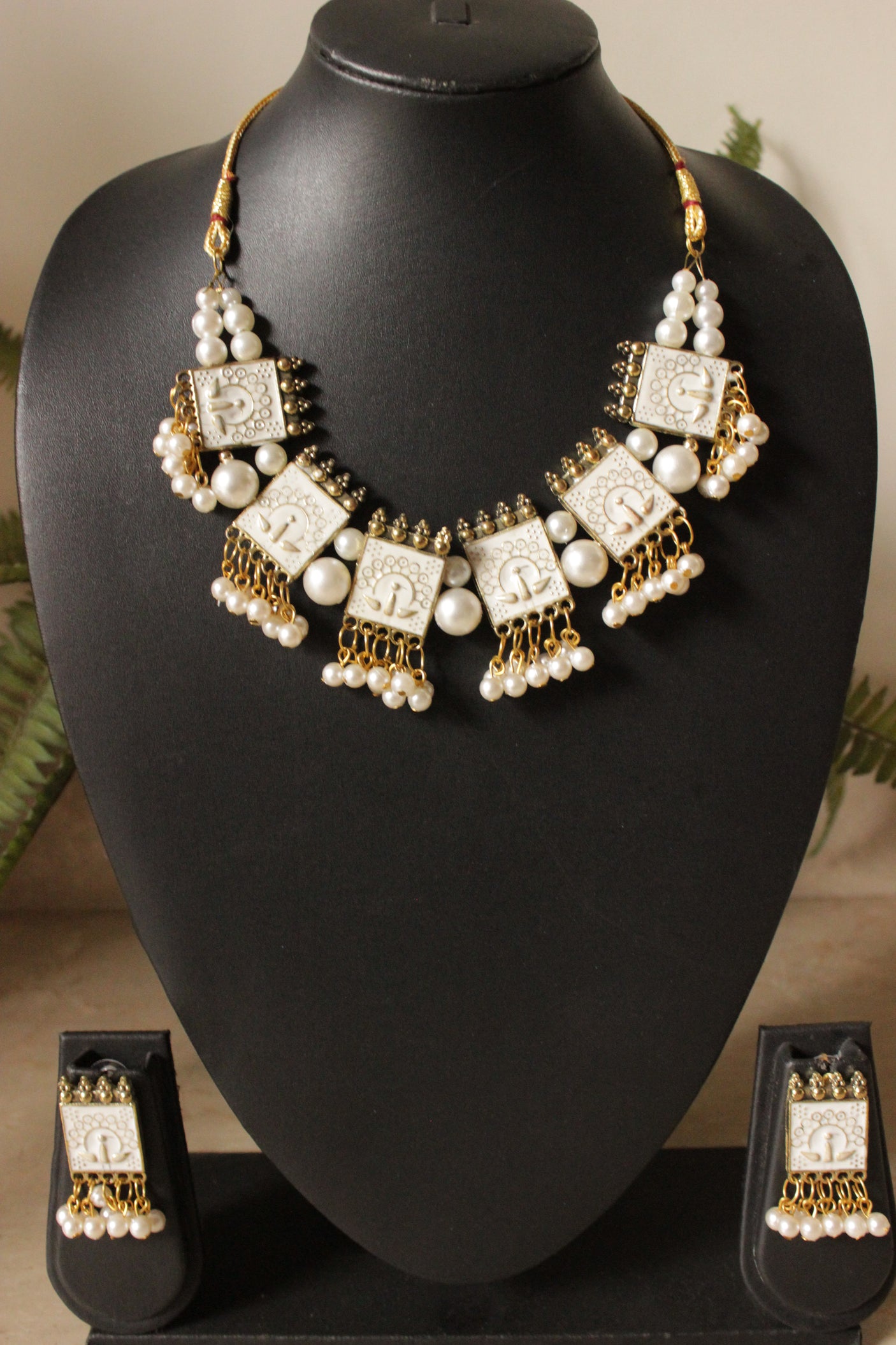 White and Gold Toned Bird Motif Embossed Dori Closure Adjustable Length Choker Necklace Set