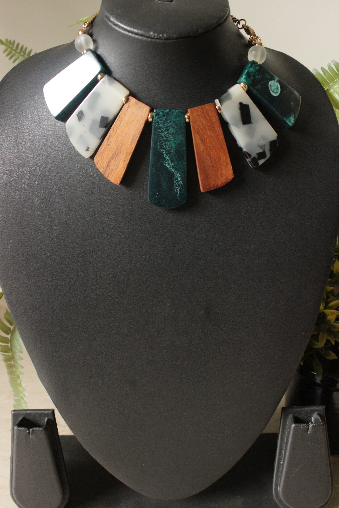 Printed Multi-Color Abstract Shape Chain Choker Necklace