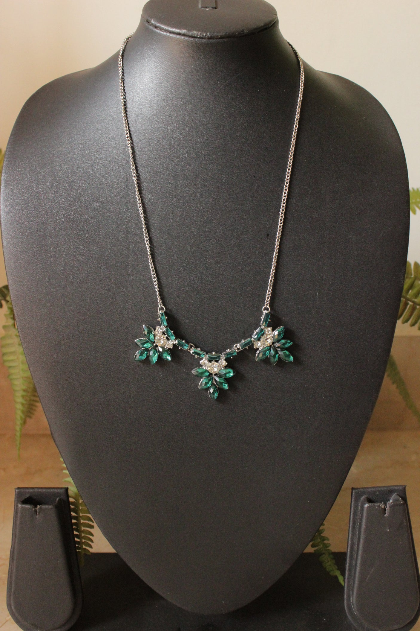 Green Glass Stones Embedded Chain Closure Necklace