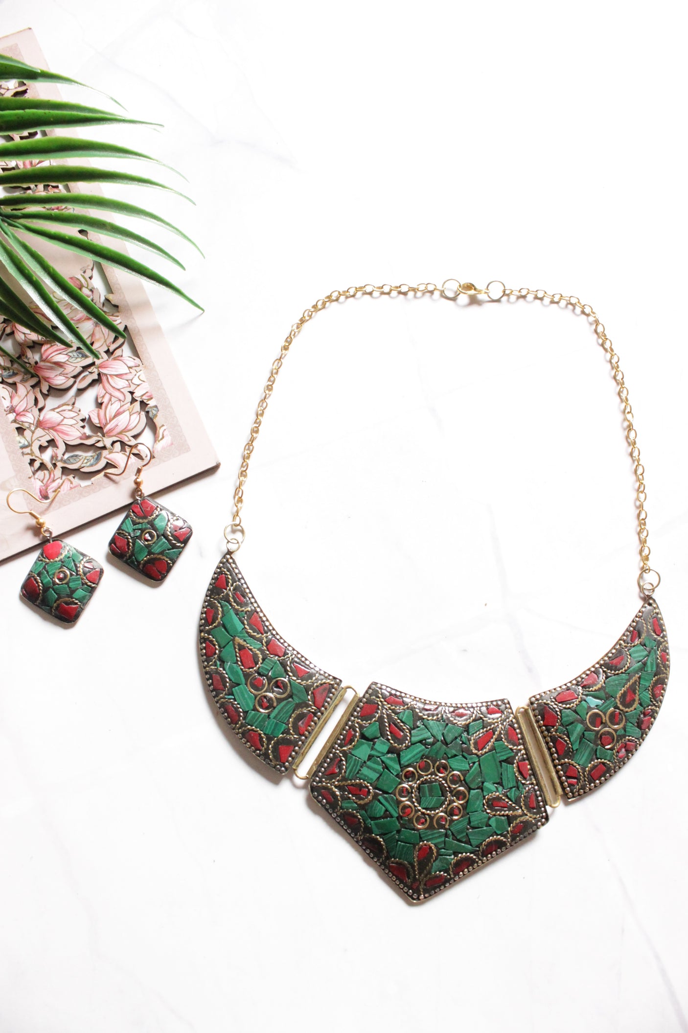 Sea Green and Red Tibetan Hasli Style Gold Toned Chain Closure Necklace