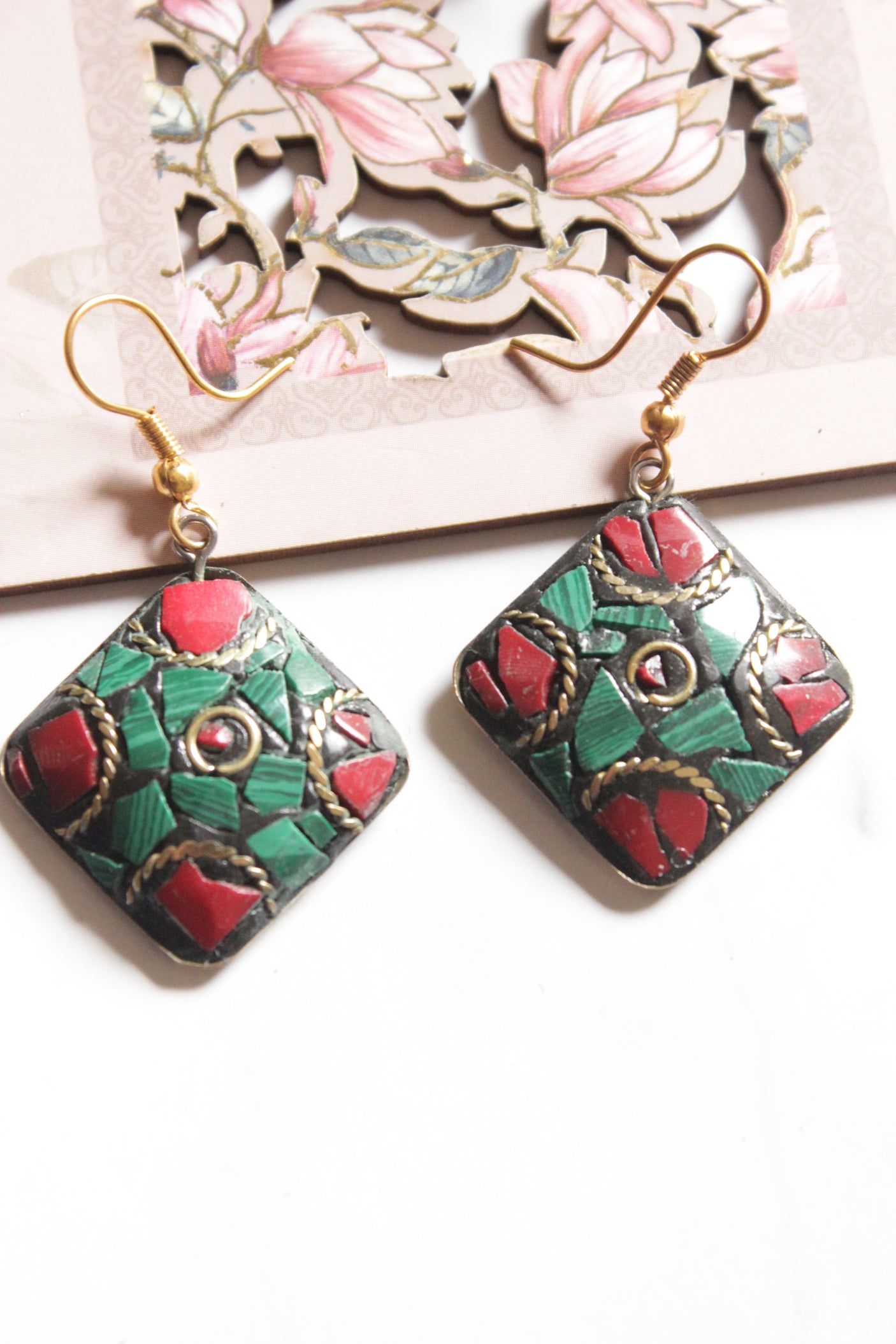 Sea Green and Red Tibetan Hasli Style Gold Toned Chain Closure Necklace