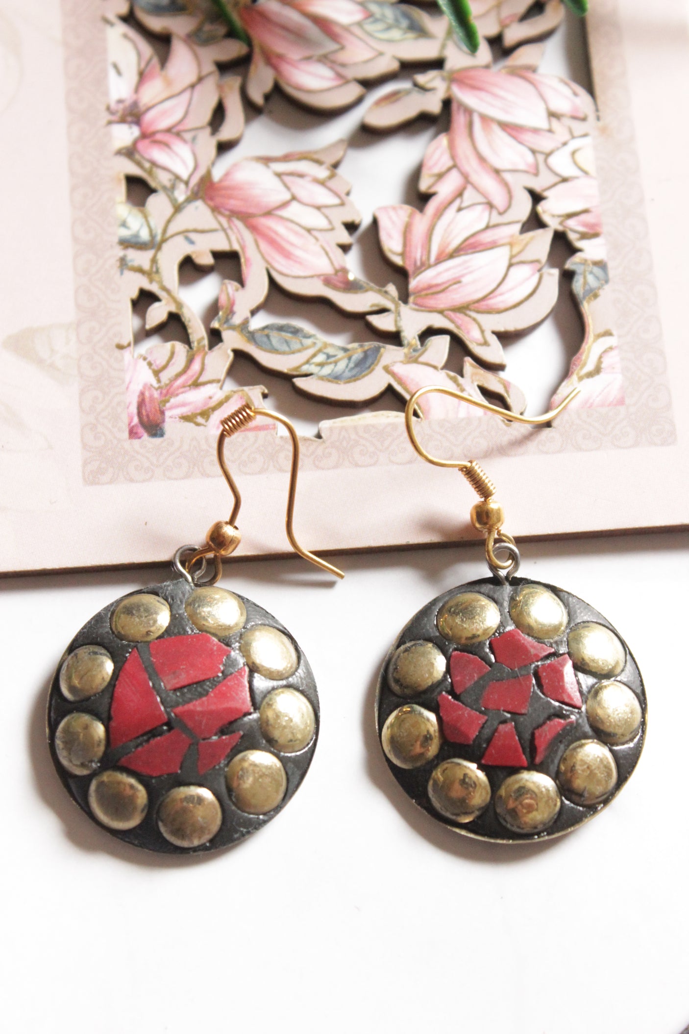 Red Tibetan Hasli Style Gold Toned Chain Closure Necklace