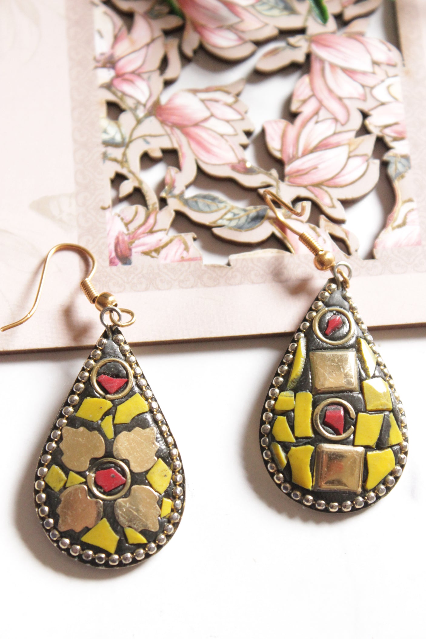 Yellow Tibetan Hasli Style Gold Toned Chain Closure Necklace