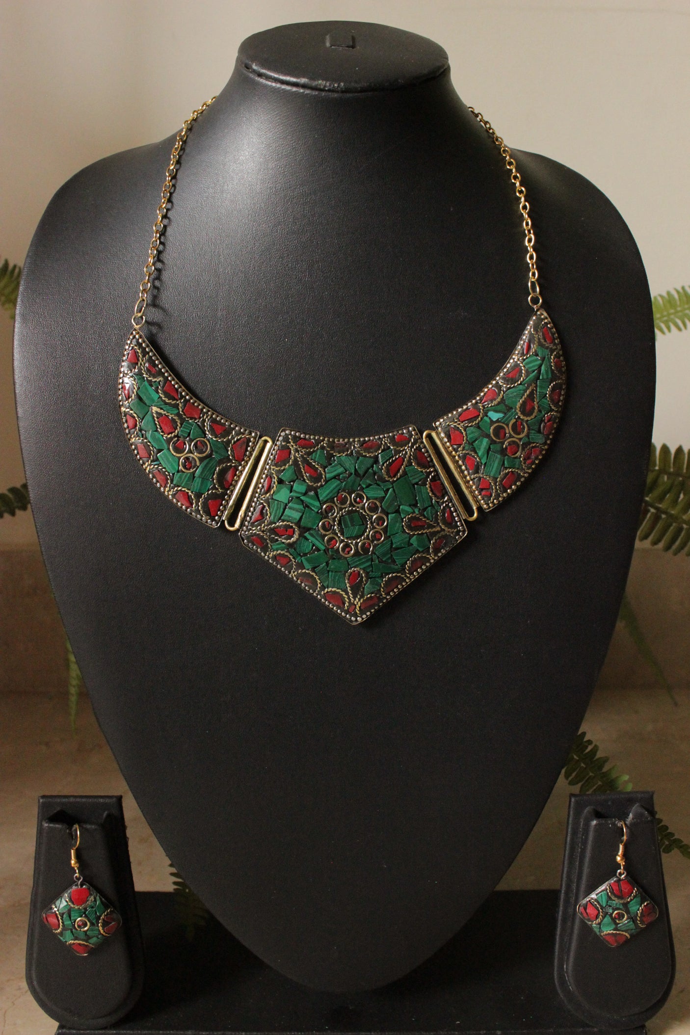 Sea Green and Red Tibetan Hasli Style Gold Toned Chain Closure Necklace
