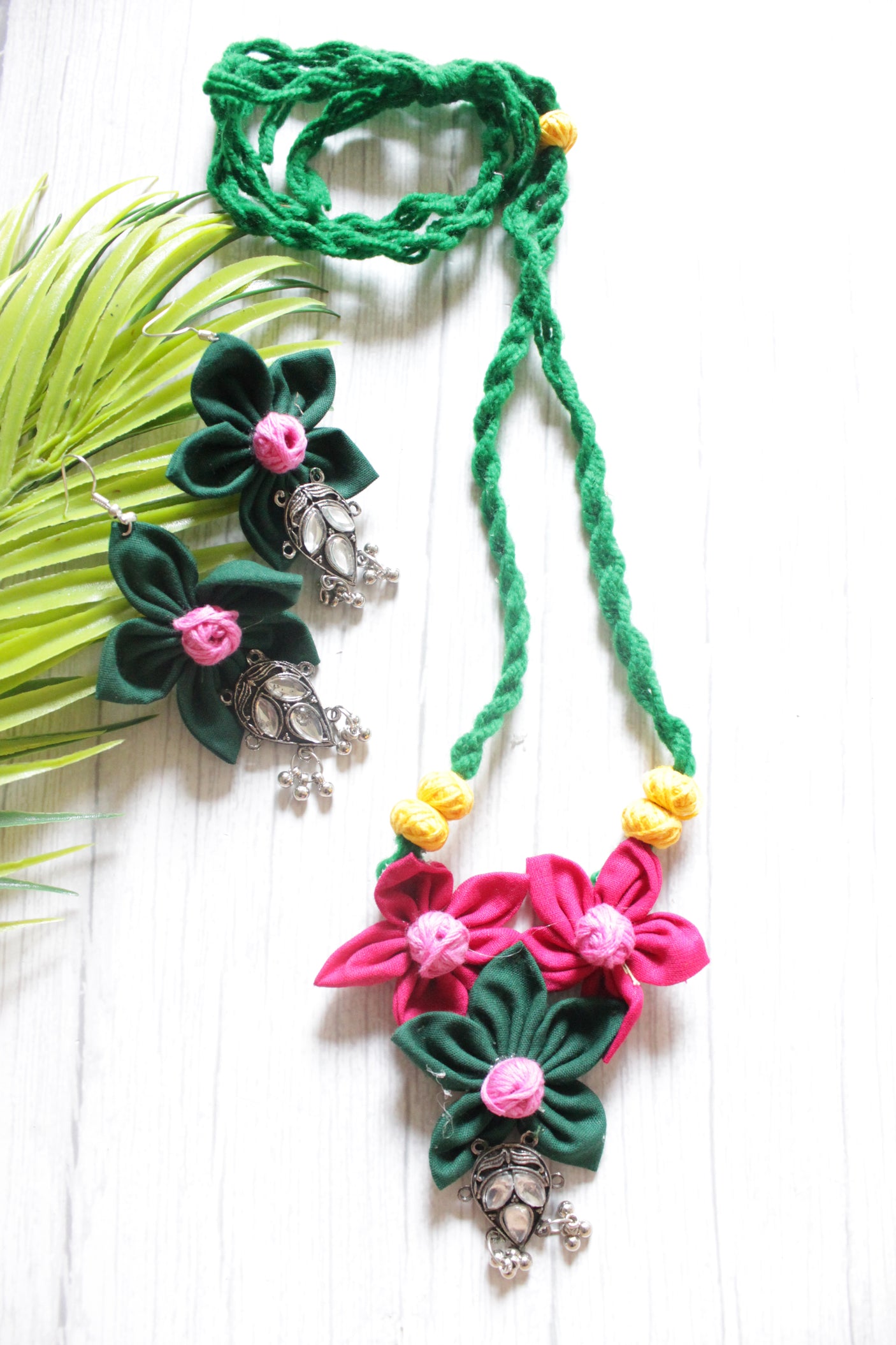 Green and Pink Handmade Fabric Flowers Adjustable Thread Closure Necklace Set