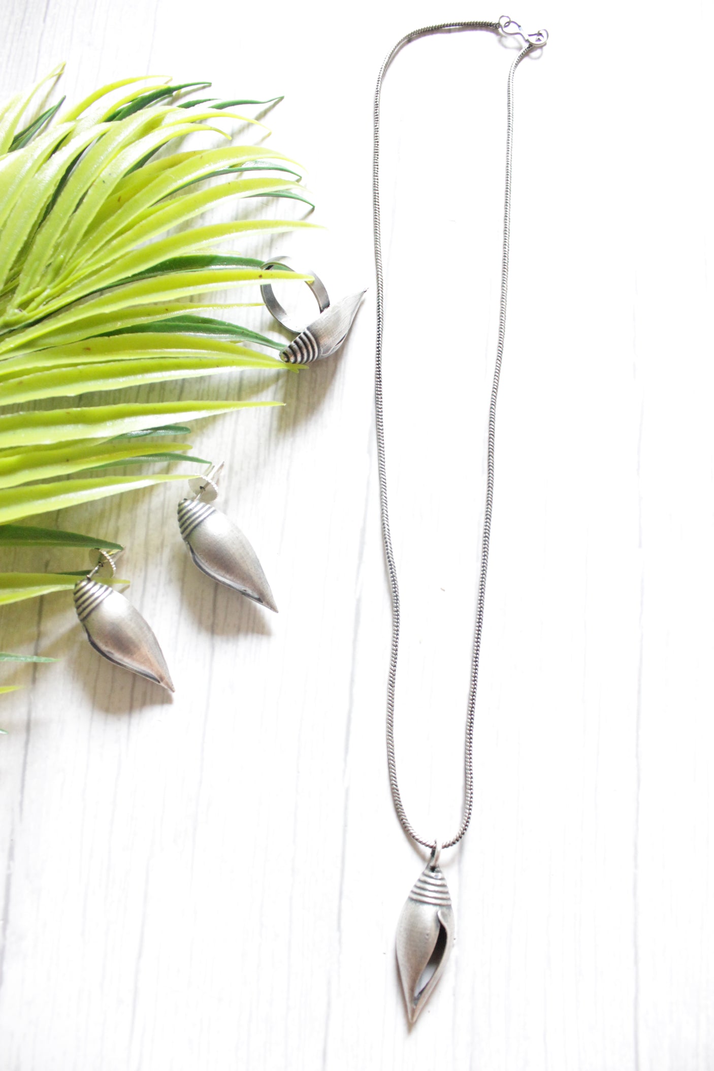 Set of 3 - Necklace, Earrings and Ring with Metal Shells