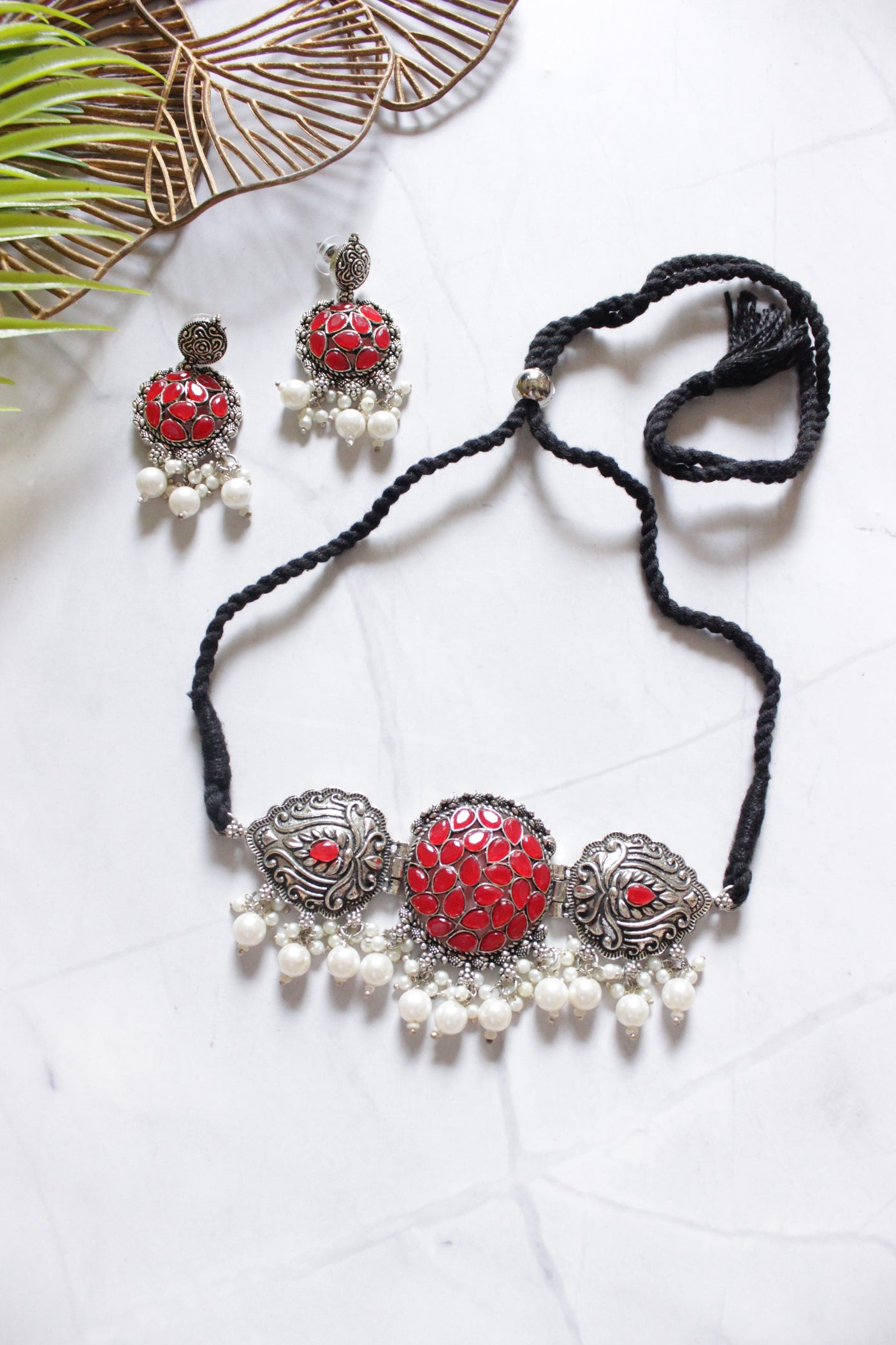 Red Glass Stones Embedded Adjustable Dori Closure Choker Necklace Set