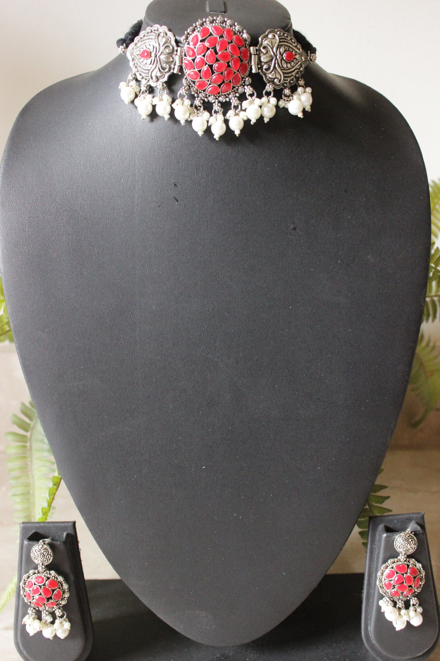 Red Glass Stones Embedded Adjustable Dori Closure Choker Necklace Set