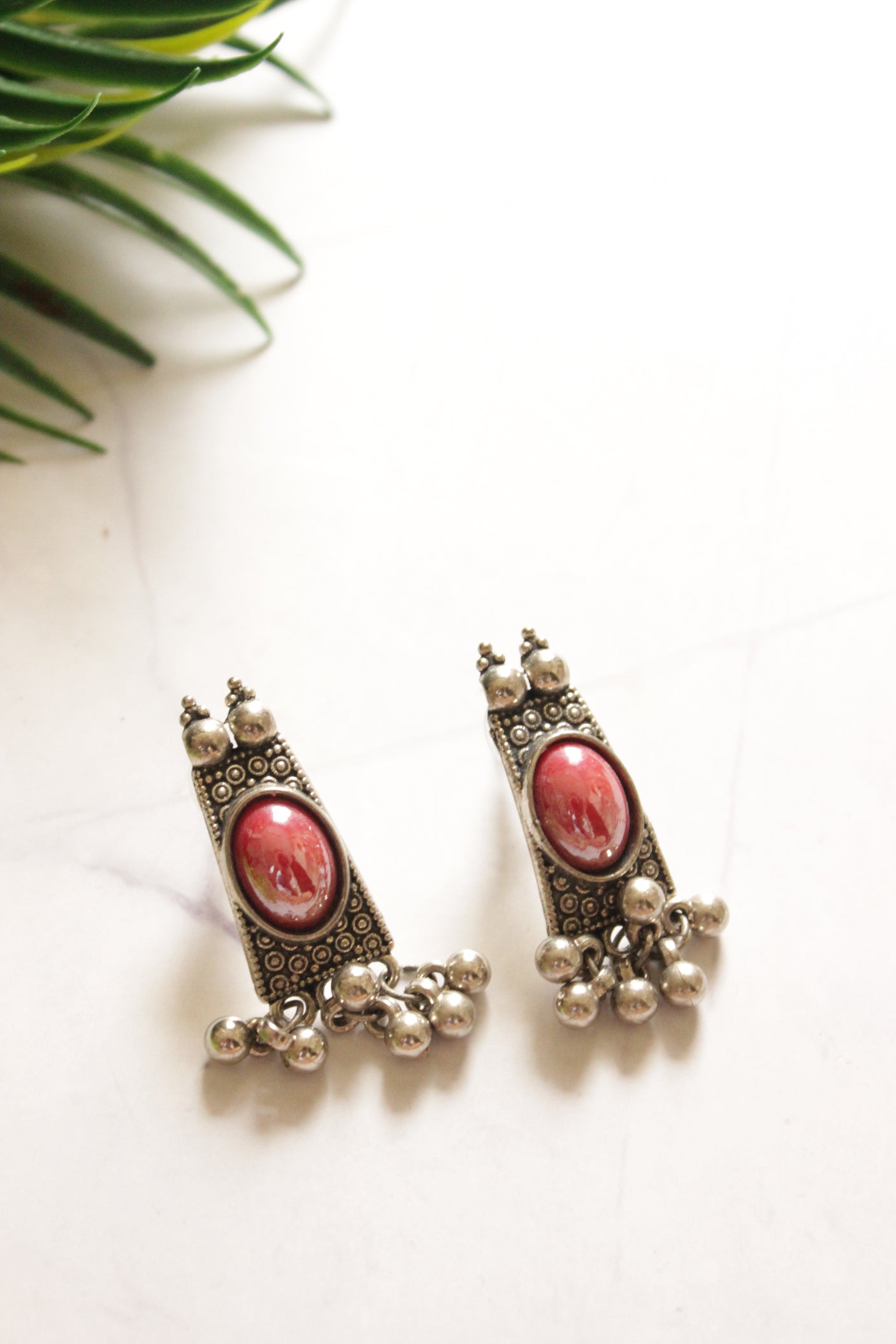 Red Glass Stones Embedded Oxidised Finish Adjustable Dori Closure Choker Necklace Set