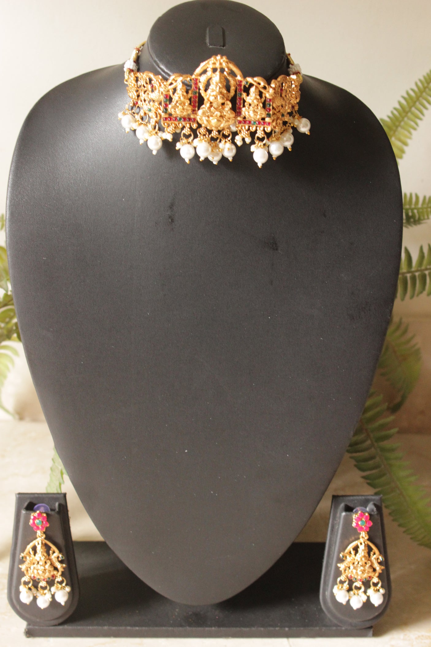 Red & Green Glass Stones Embedded Relgious Motif Temple Jewelry Adjustable Length Choker Necklace Set