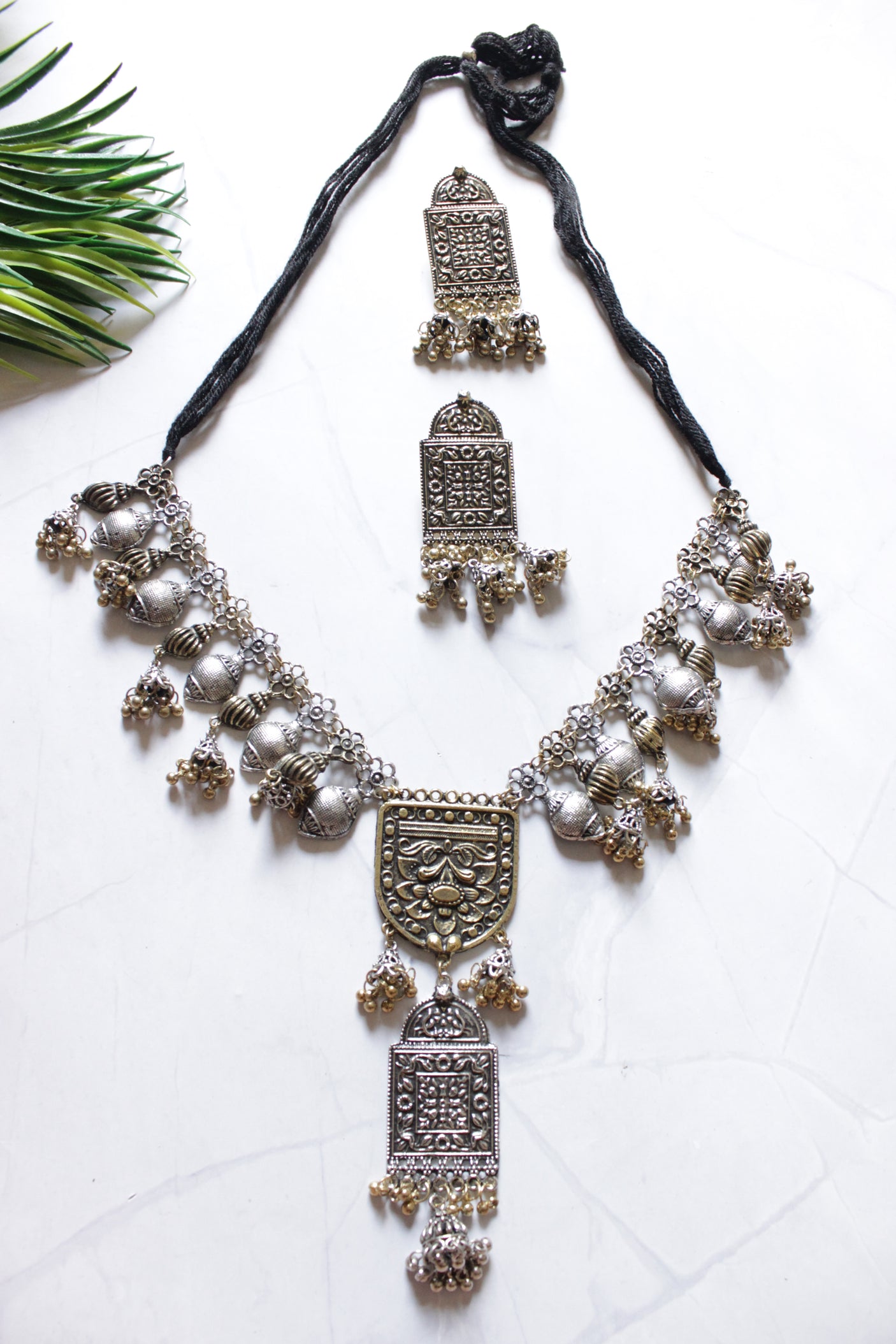 Dual Tone Shell Motifs Elaborately Detailed Choker Necklace Set with Adjustable Length