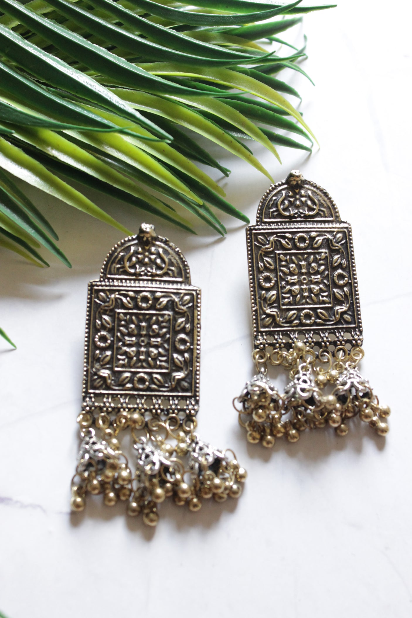 Dual Tone Shell Motifs Elaborately Detailed Choker Necklace Set with Adjustable Length