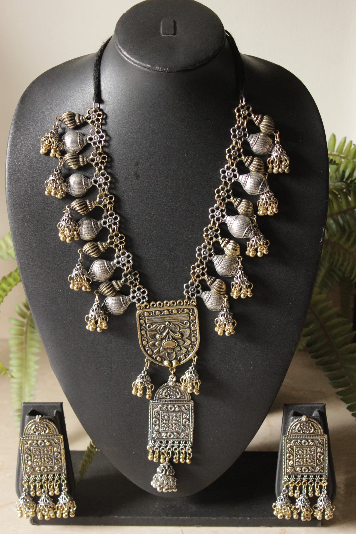 Dual Tone Shell Motifs Elaborately Detailed Choker Necklace Set with Adjustable Length