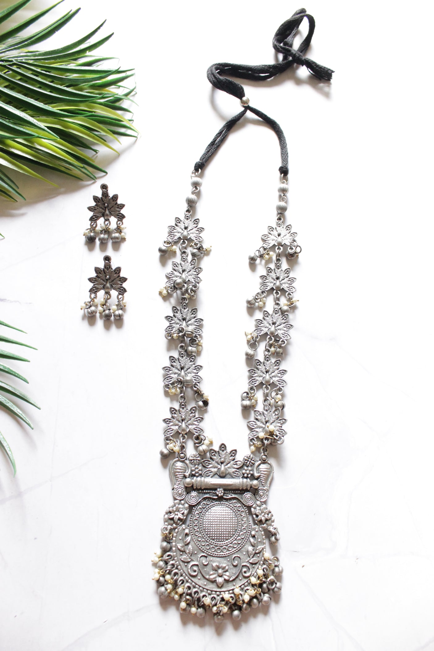 Dual Tone Shell Motifs Elaborately Flower Motifs Long Necklace Set