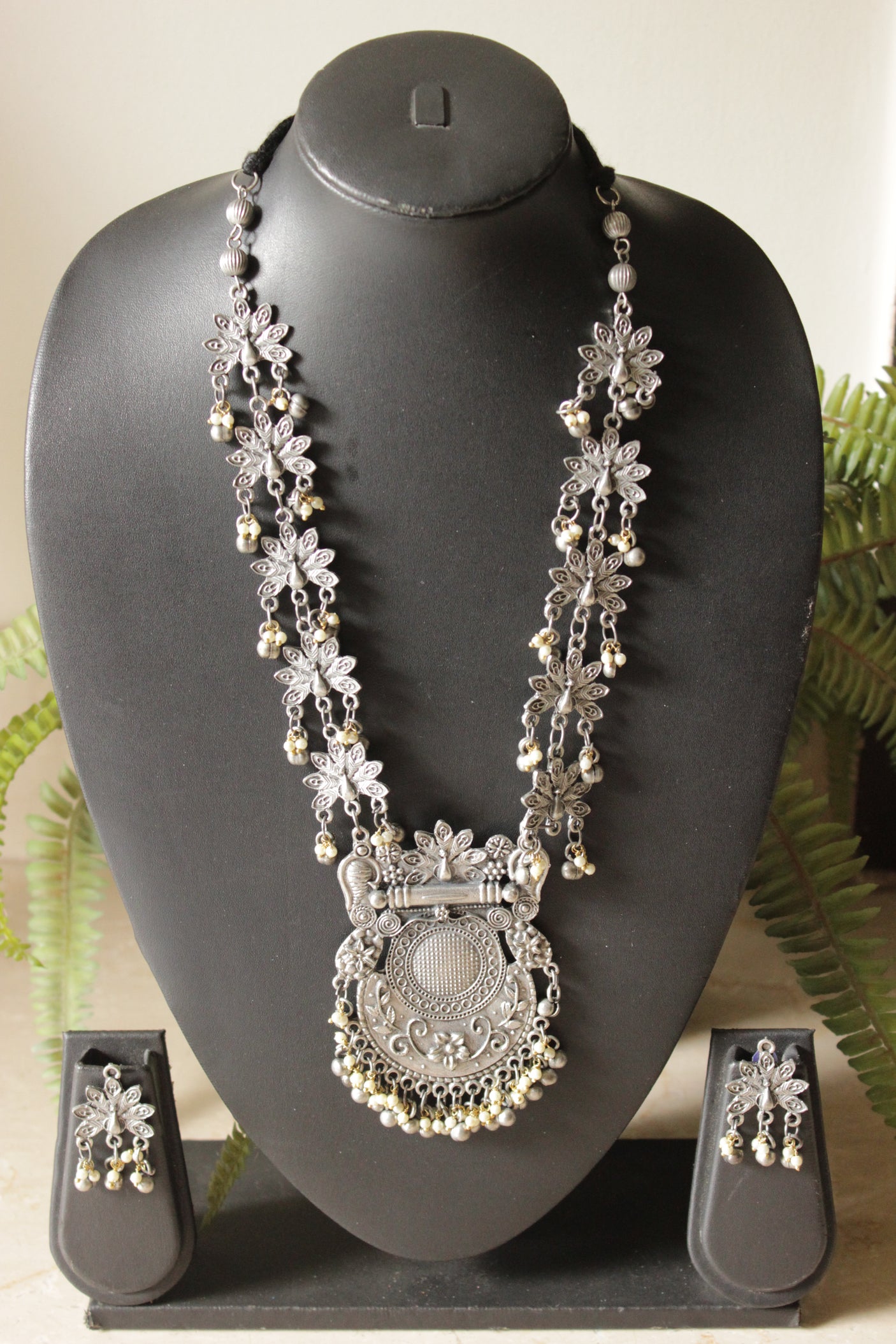 Dual Tone Shell Motifs Elaborately Flower Motifs Long Necklace Set