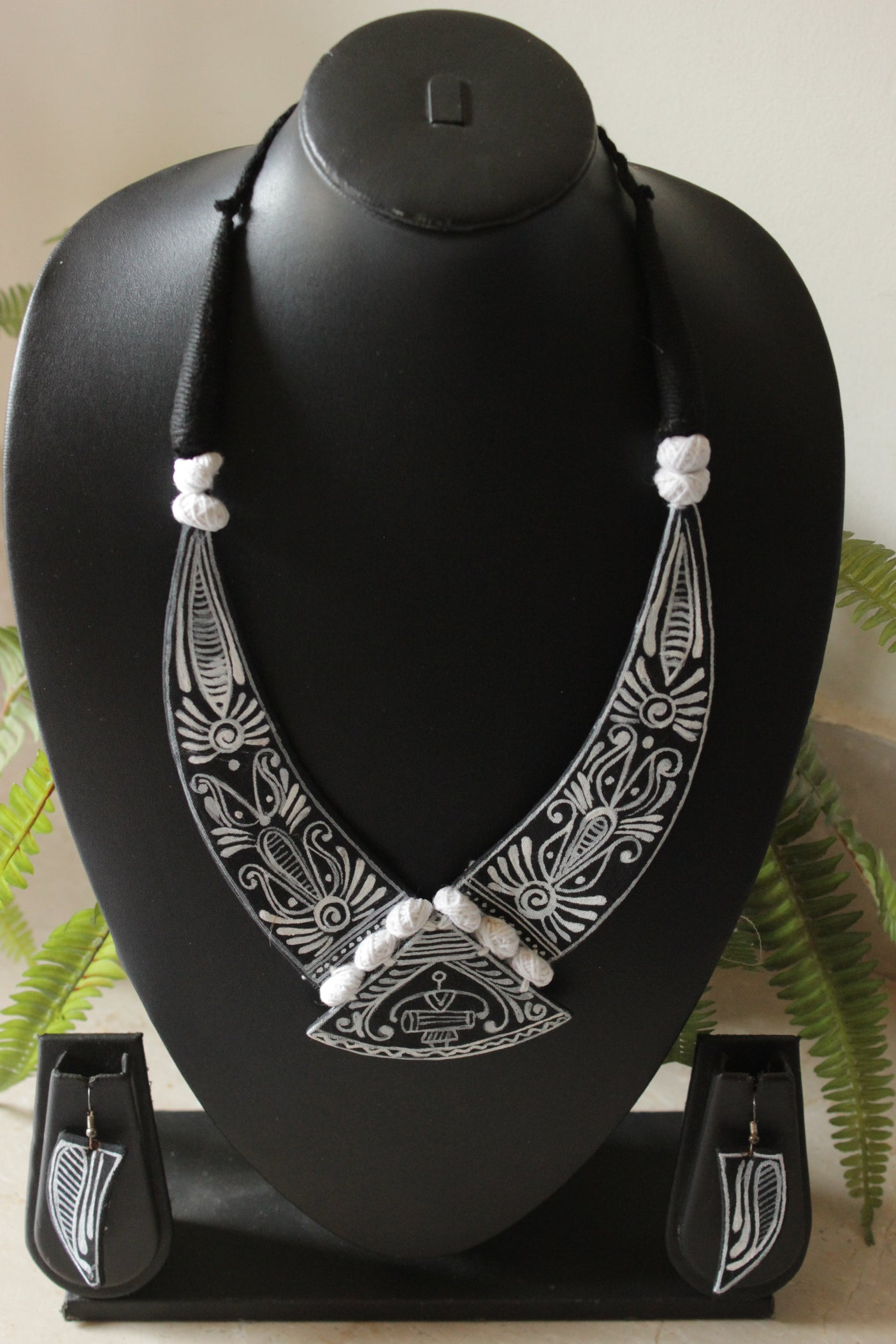 Black & White Hand Painted Fabric Black and White Adjustable Length Choker Necklace Set