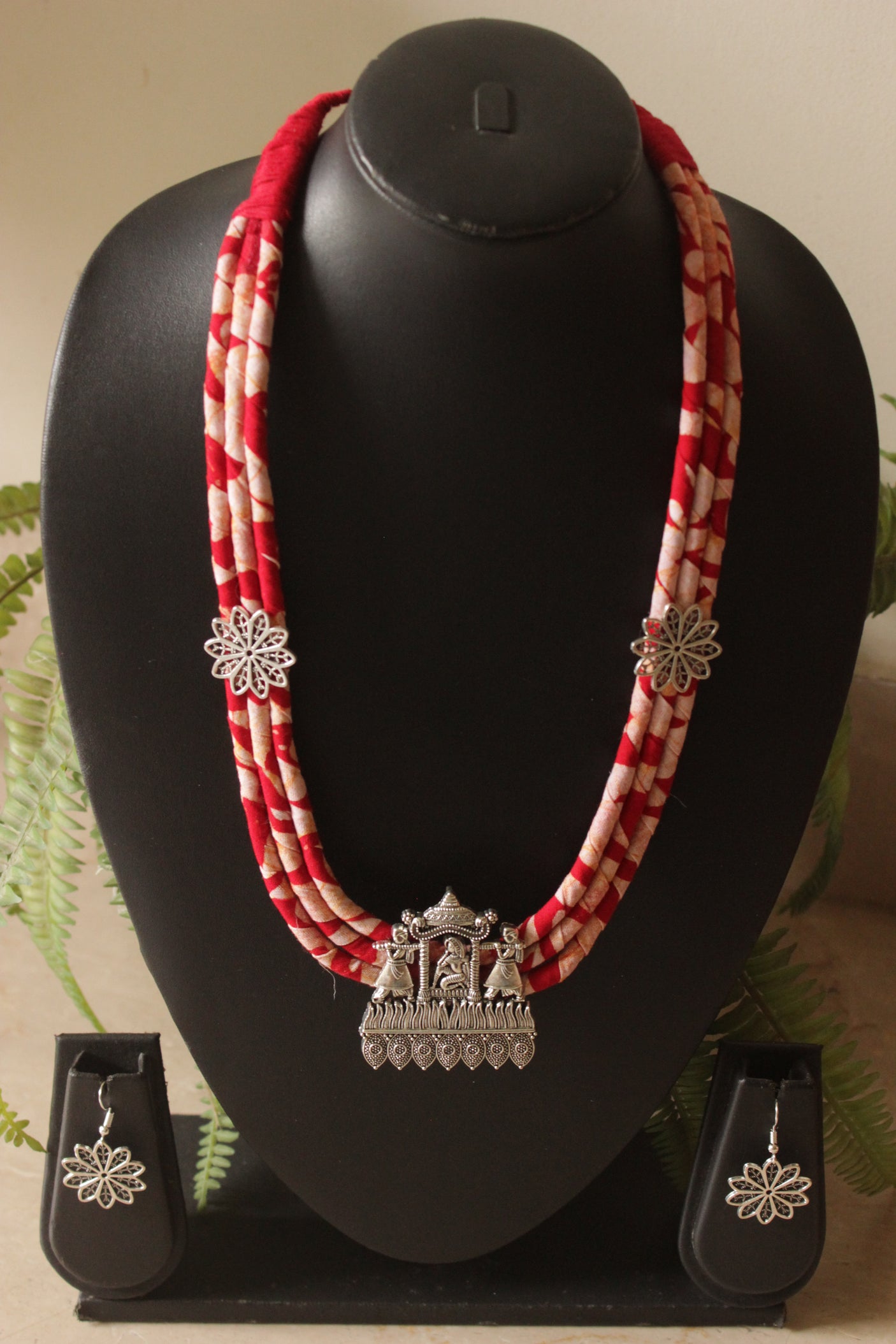 Red Block Printed Fabric and Metal Pendant Necklace Set