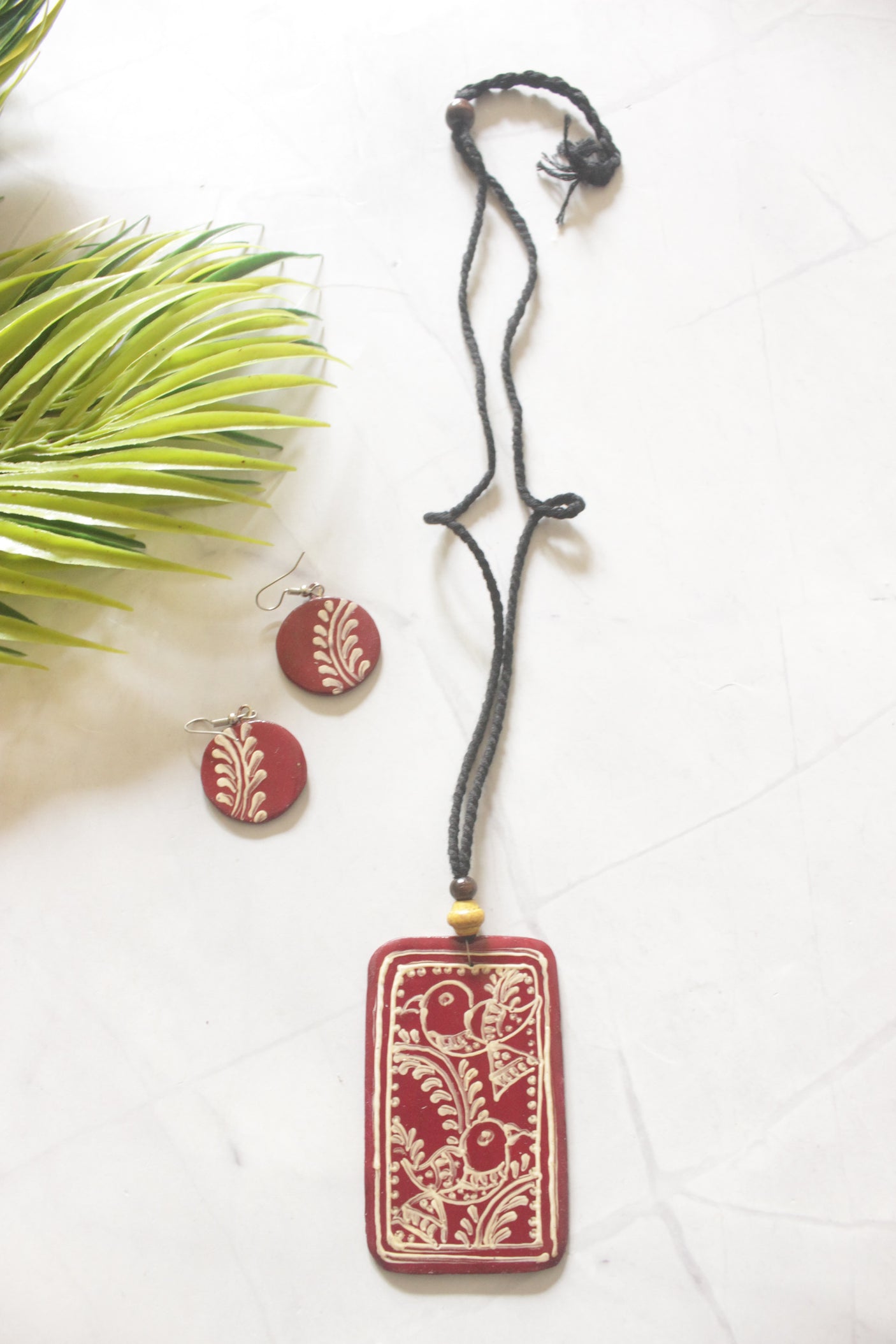 Red Hand Painted Bird Motifs Thread Closure Ceramic Necklace Set