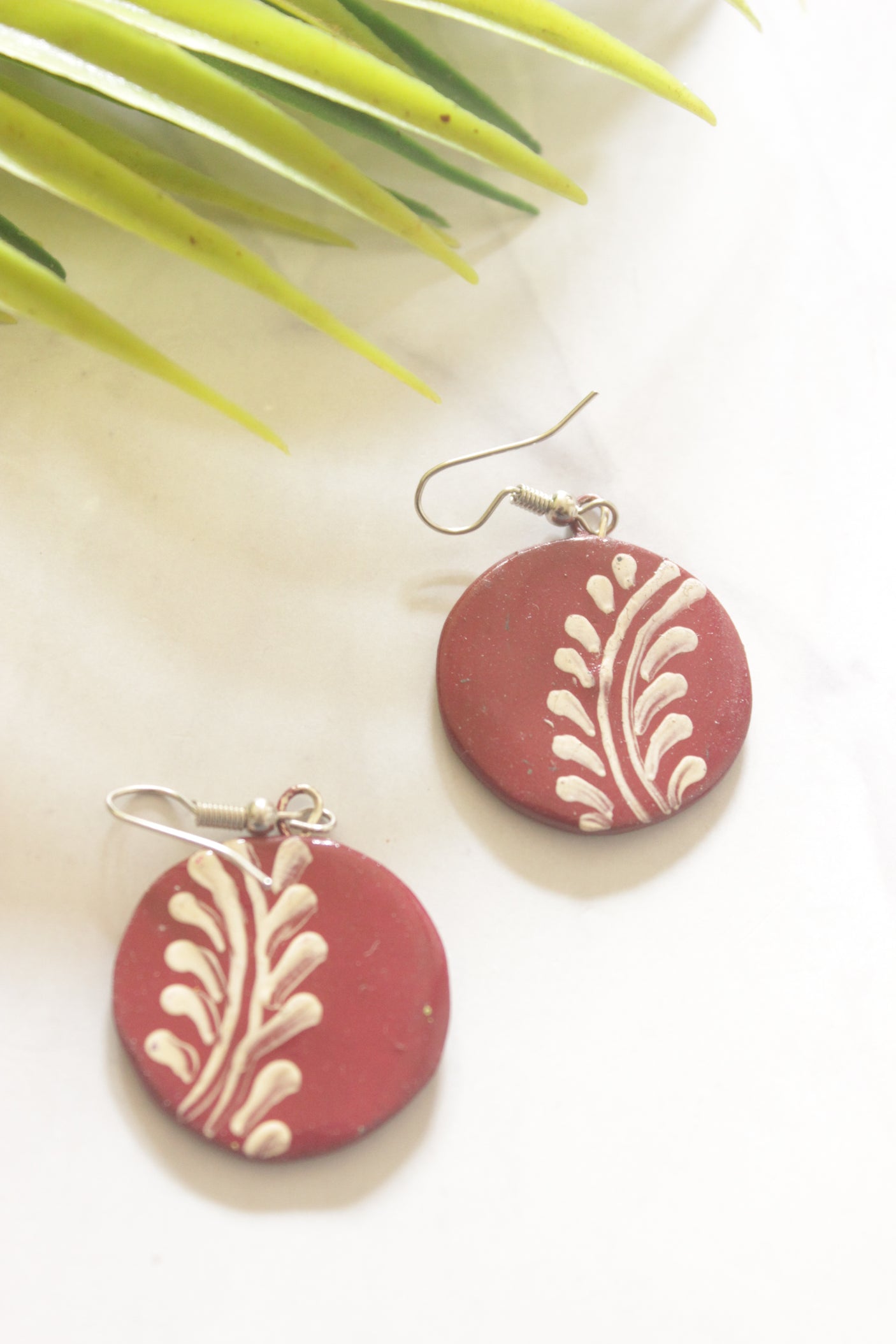 Red Hand Painted Bird Motifs Thread Closure Ceramic Necklace Set