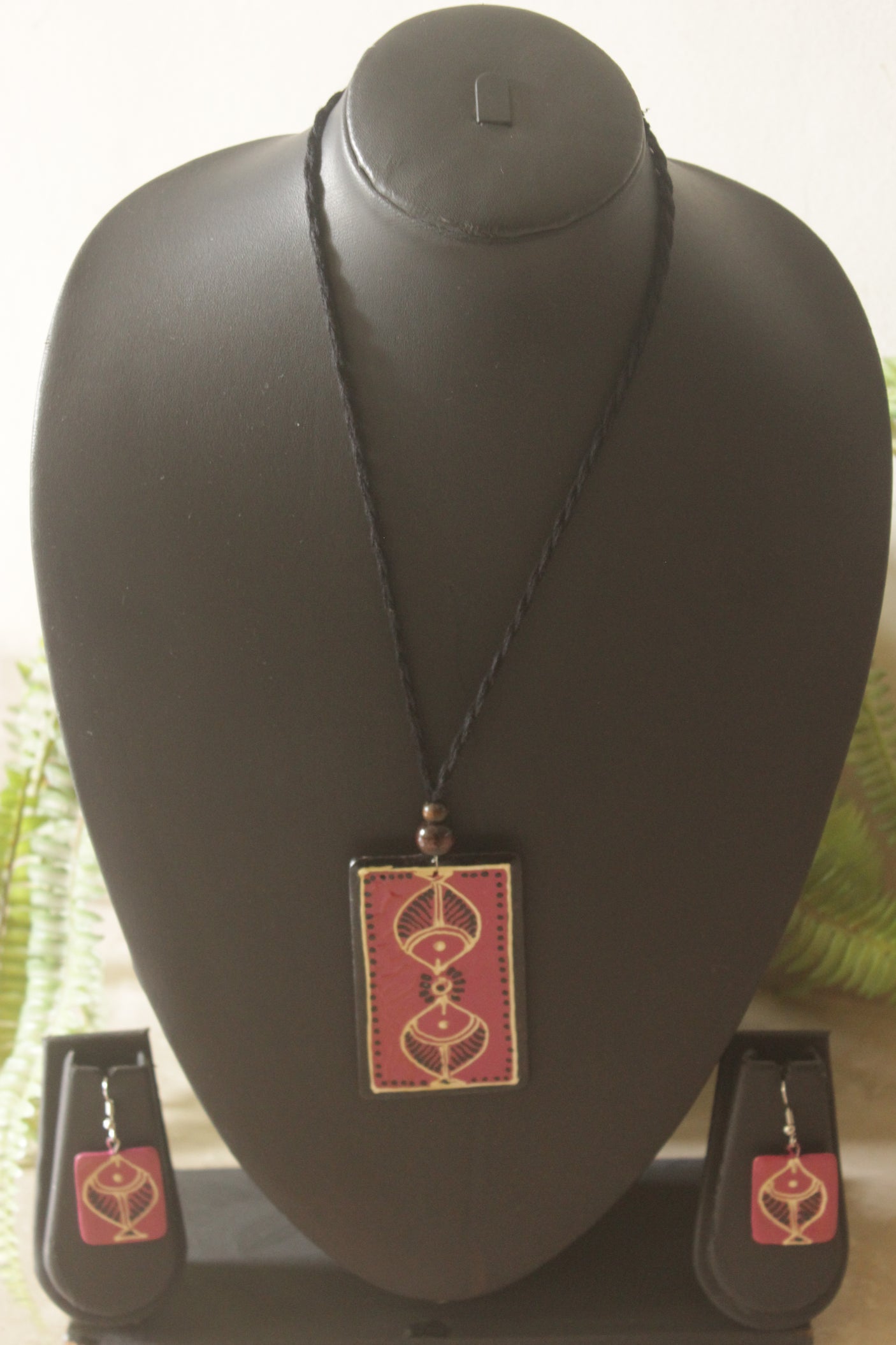 Pink Hand Painted Fish Motifs Thread Closure Ceramic Necklace Set