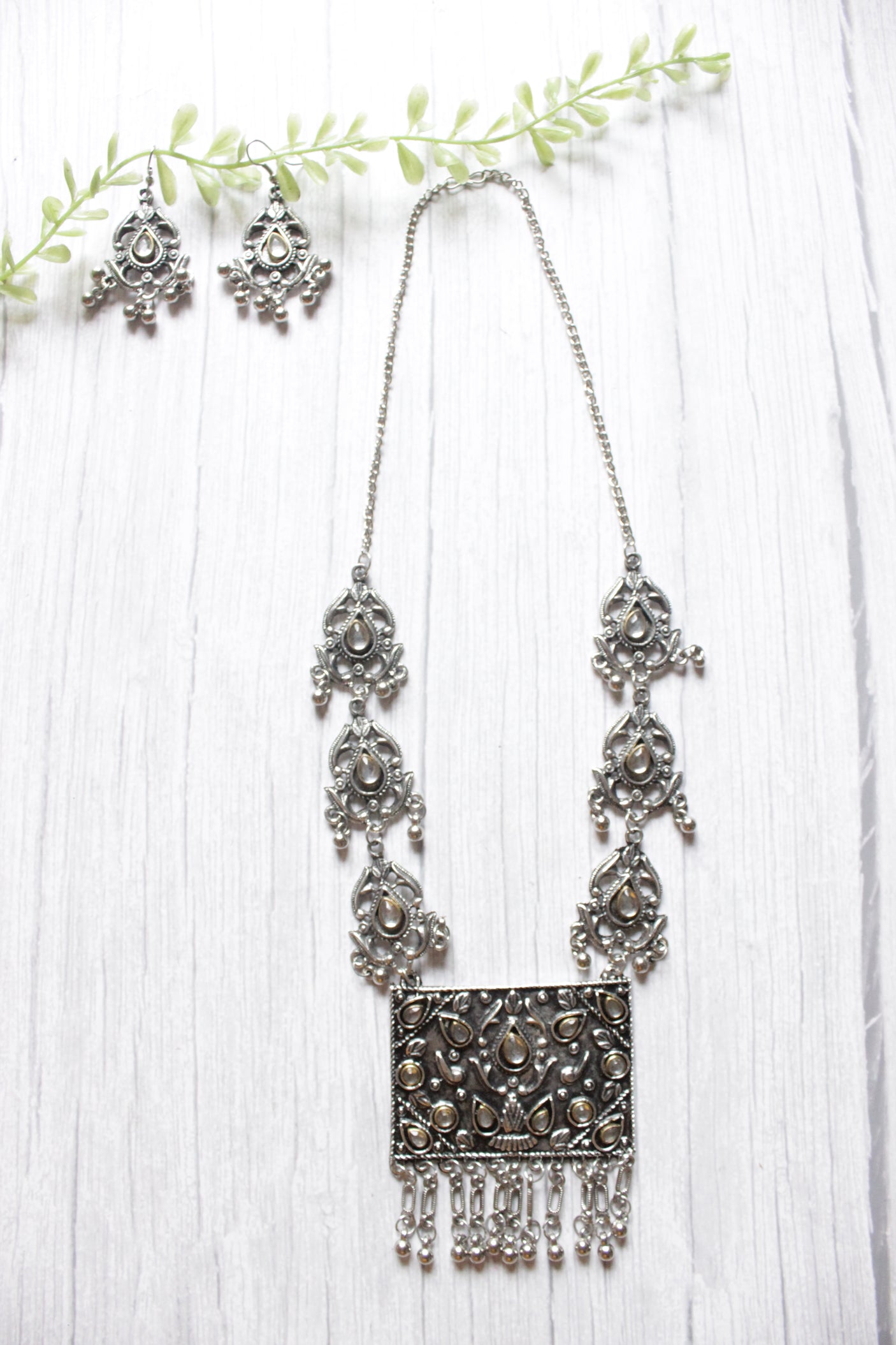 Glass Stones Embedded Elaborate Oxidised Finish Chain Necklace