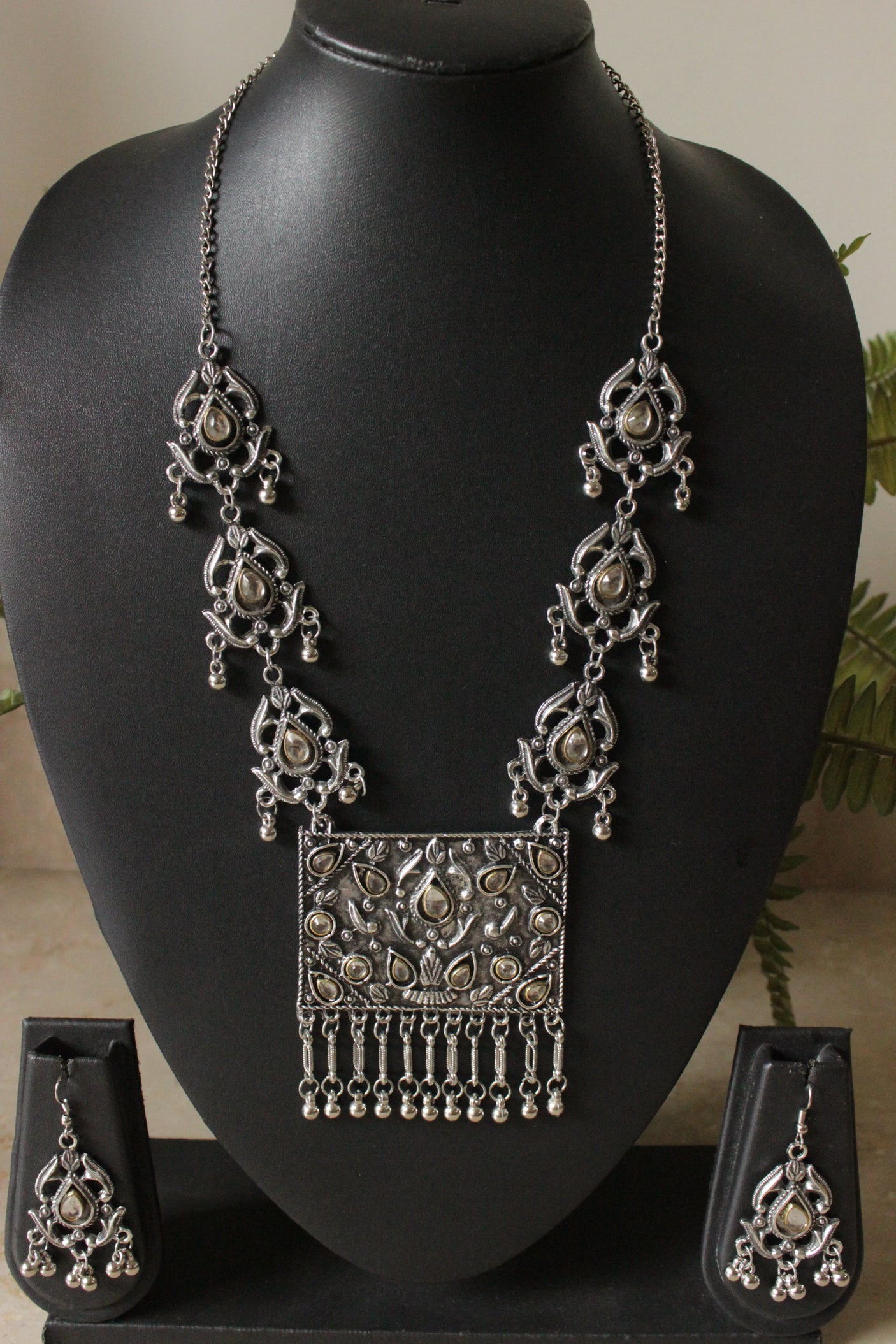 Glass Stones Embedded Elaborate Oxidised Finish Chain Necklace
