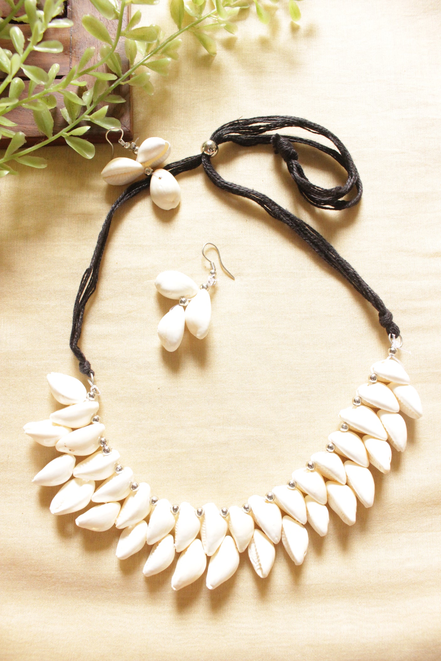 Shell Work Adjustable Closure Choker Necklace Set with Shell Earrings