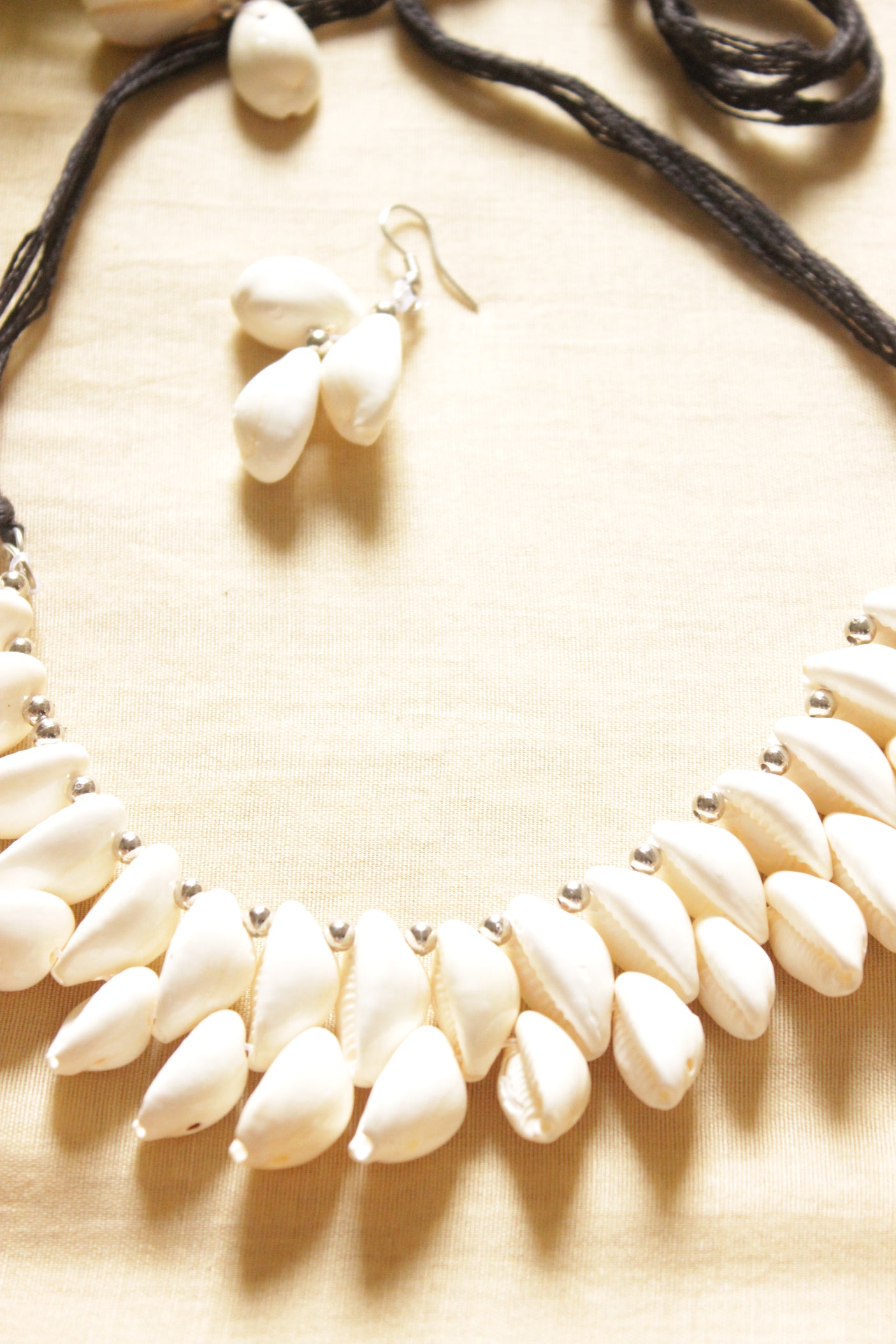 Shell Work Adjustable Closure Choker Necklace Set with Shell Earrings