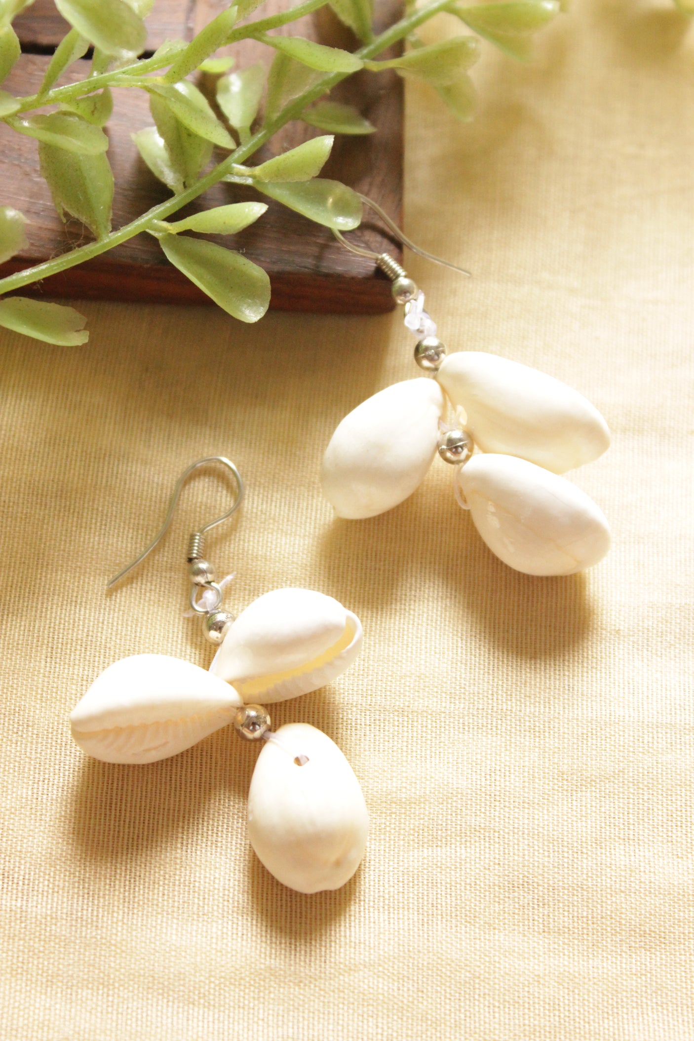 Shell Work Adjustable Closure Choker Necklace Set with Shell Earrings