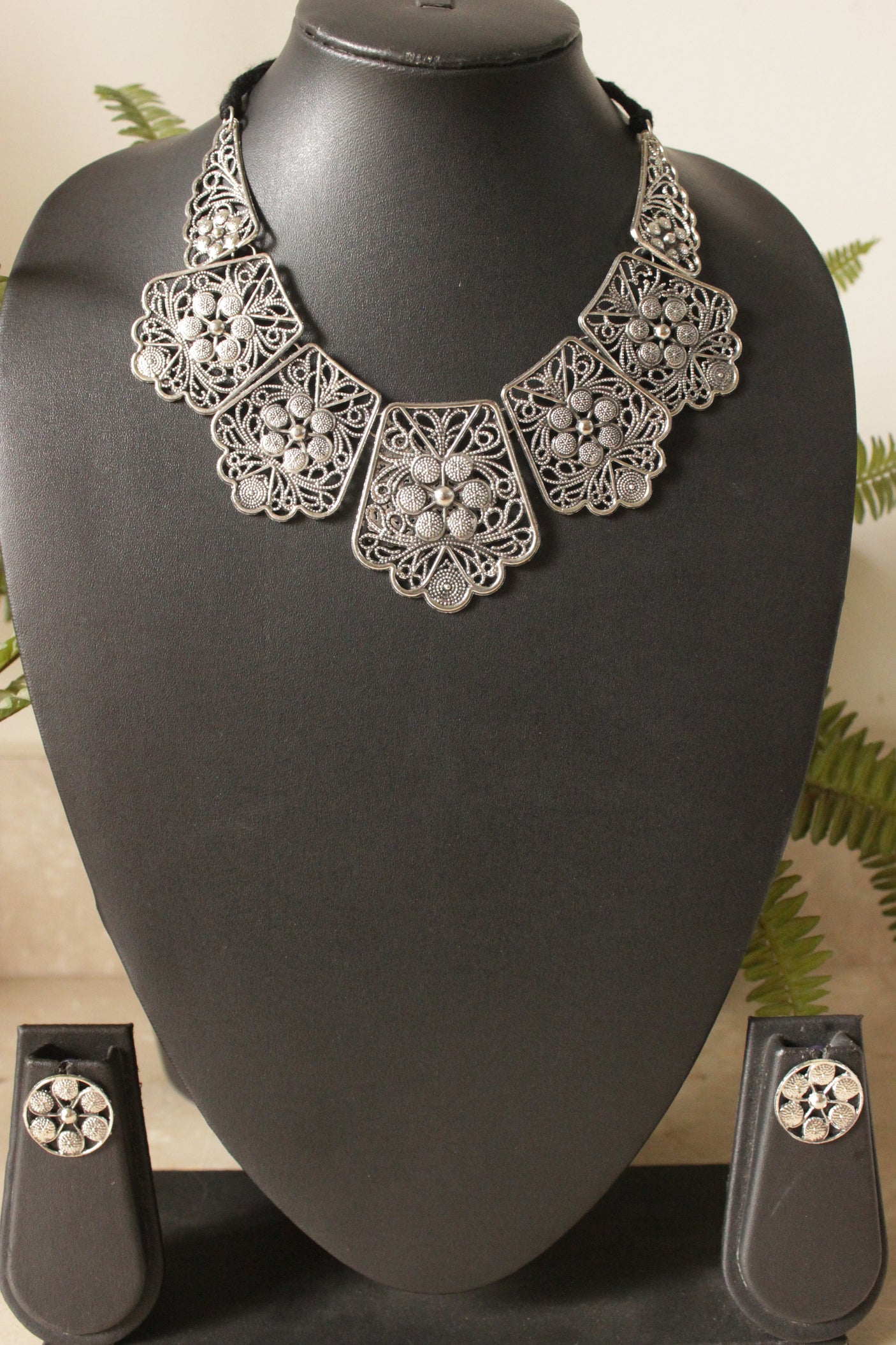 Jaali Pattern Flower Motifs Hasli Stule Adjustable Length Choker Necklace Set