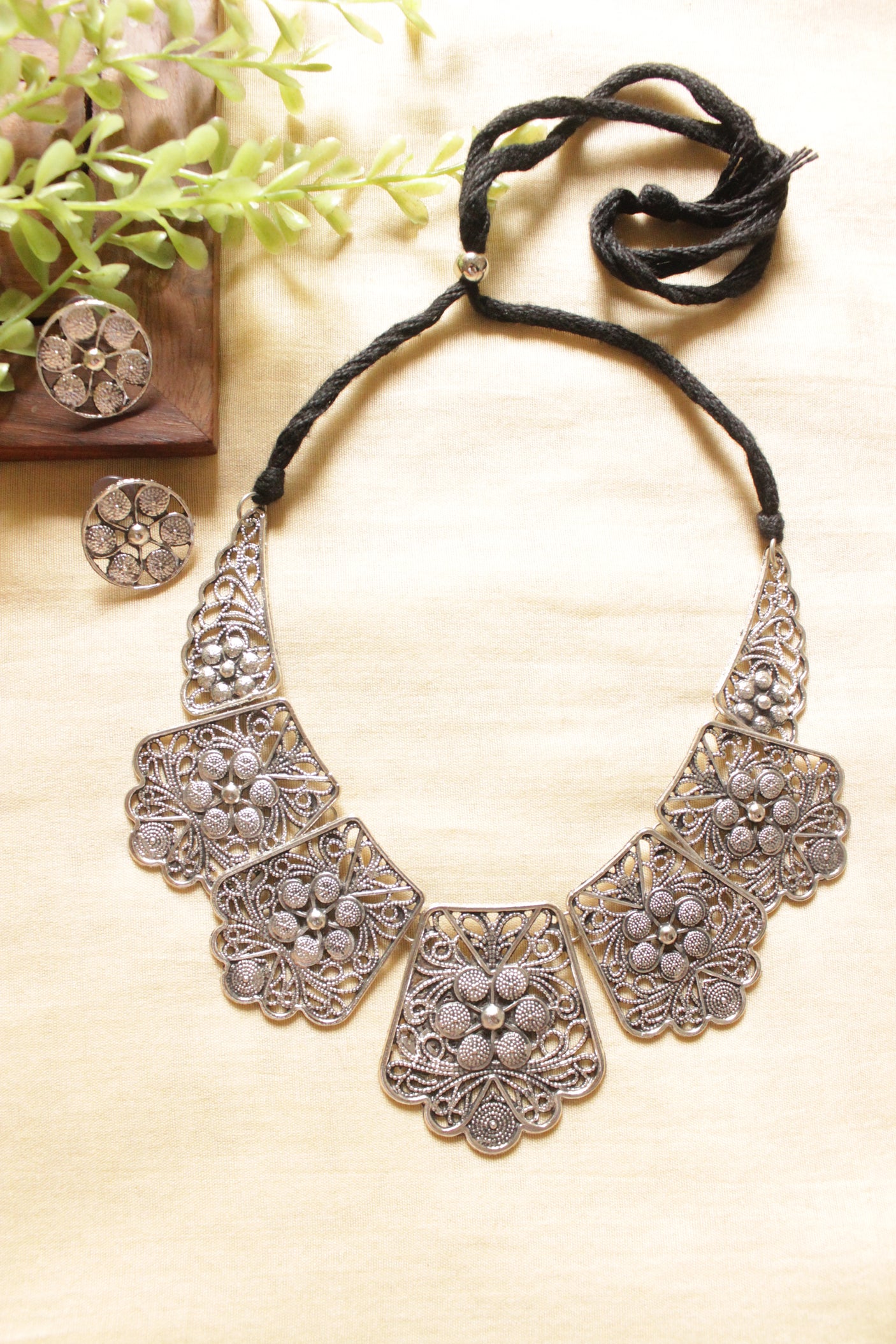 Jaali Pattern Flower Motifs Hasli Stule Adjustable Length Choker Necklace Set