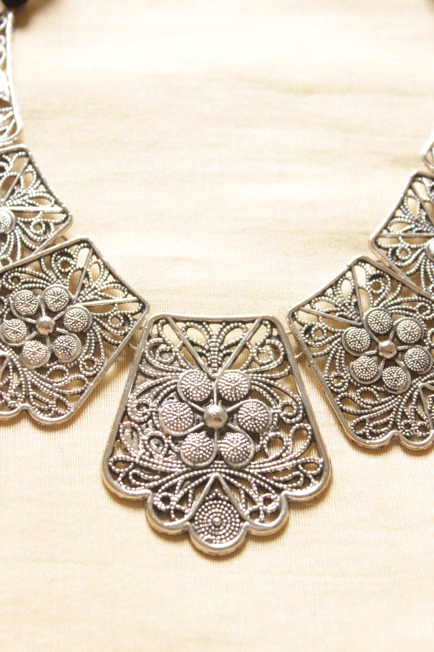 Jaali Pattern Flower Motifs Hasli Stule Adjustable Length Choker Necklace Set