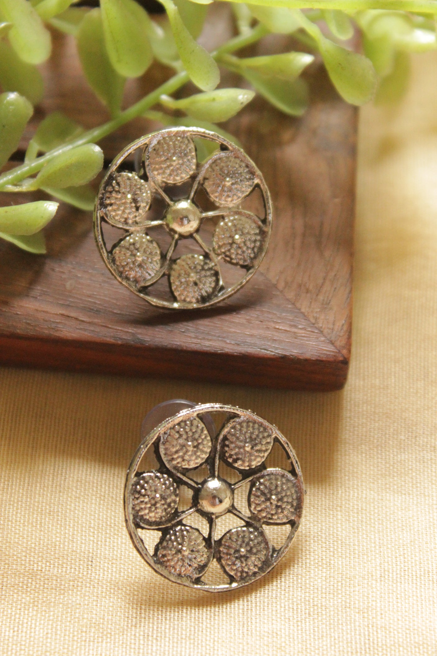 Jaali Pattern Flower Motifs Hasli Stule Adjustable Length Choker Necklace Set