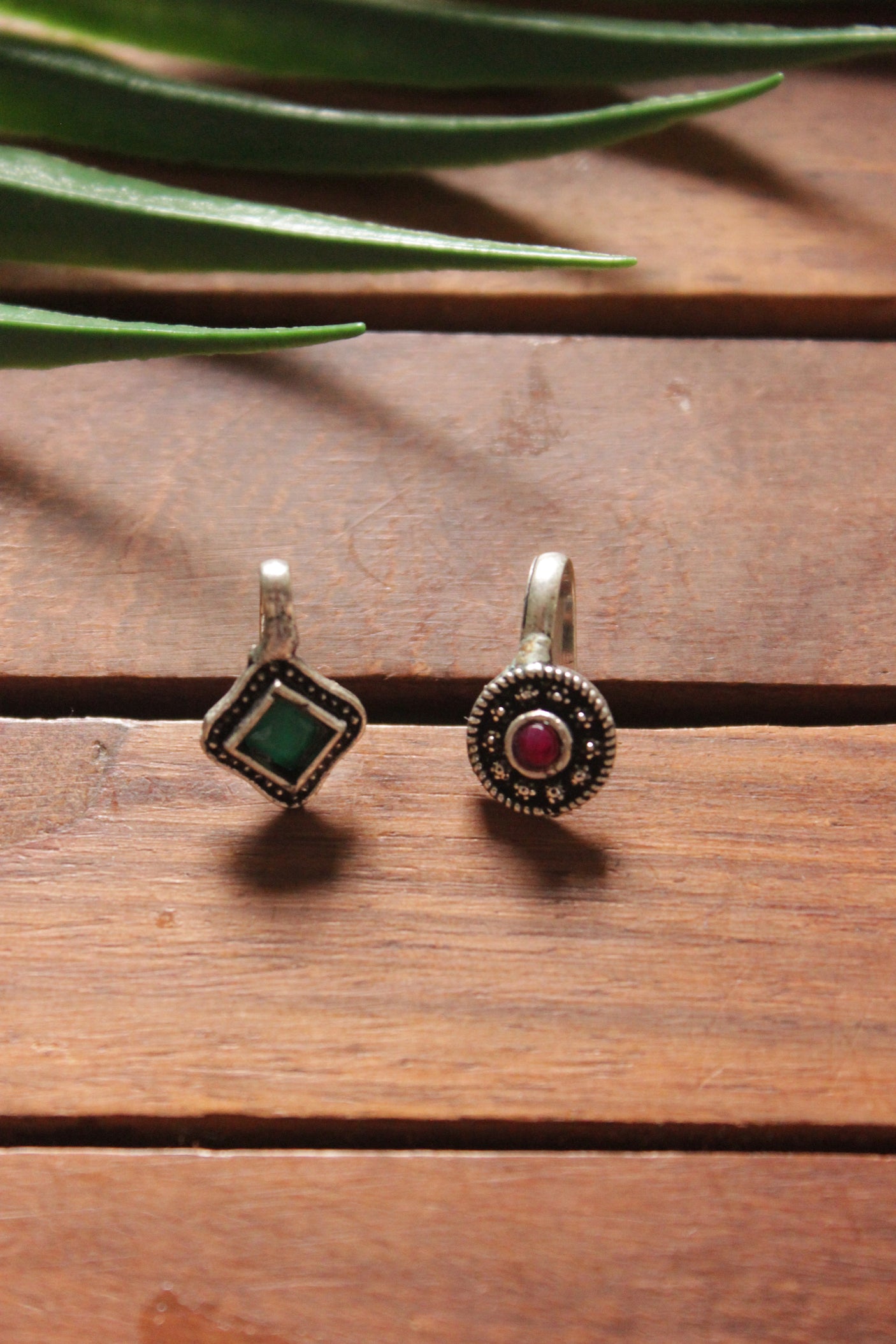 Set of 2 Oxidised Finish Red & Green Stones Emdedded Clip On Nosepins