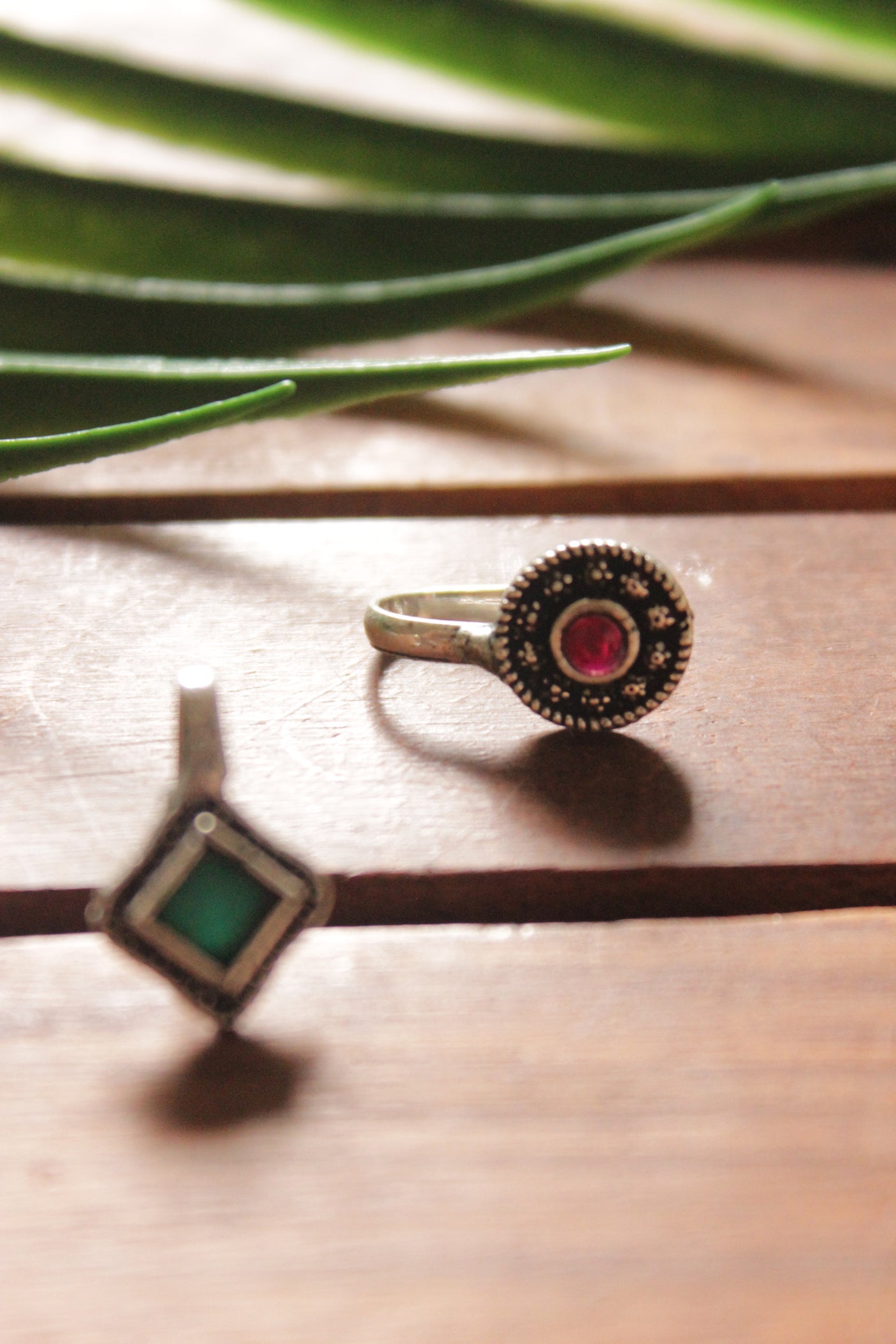 Set of 2 Oxidised Finish Red & Green Stones Emdedded Clip On Nosepins