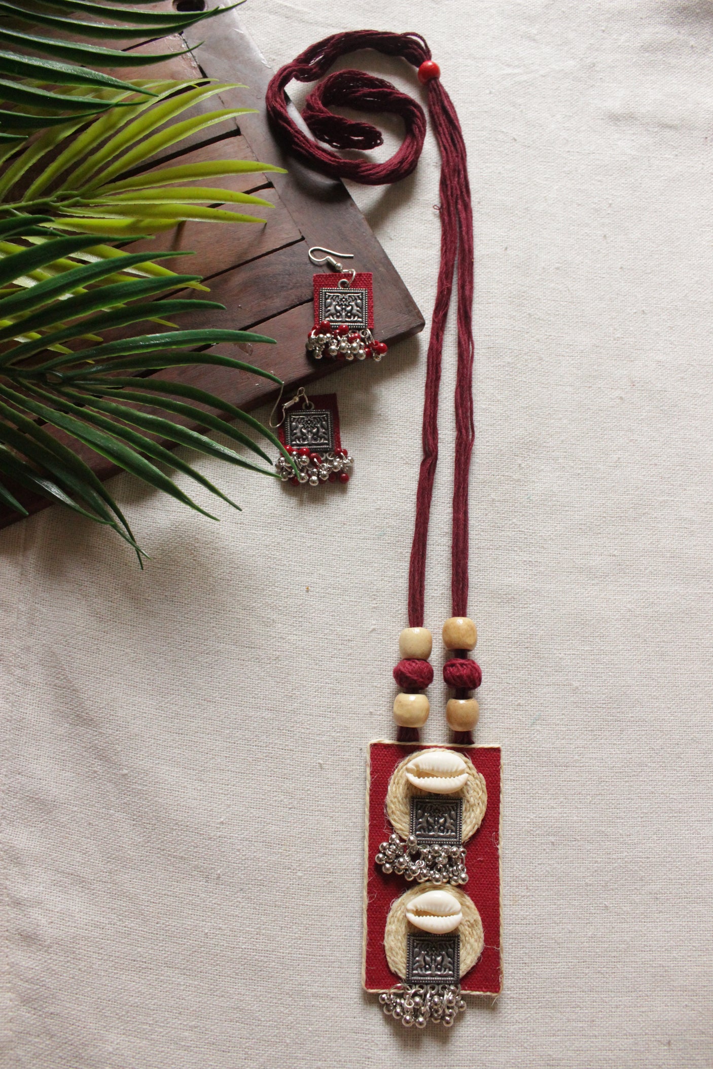 Maroon Fabric and Jute Adjustable Thread Closure Necklace Set
