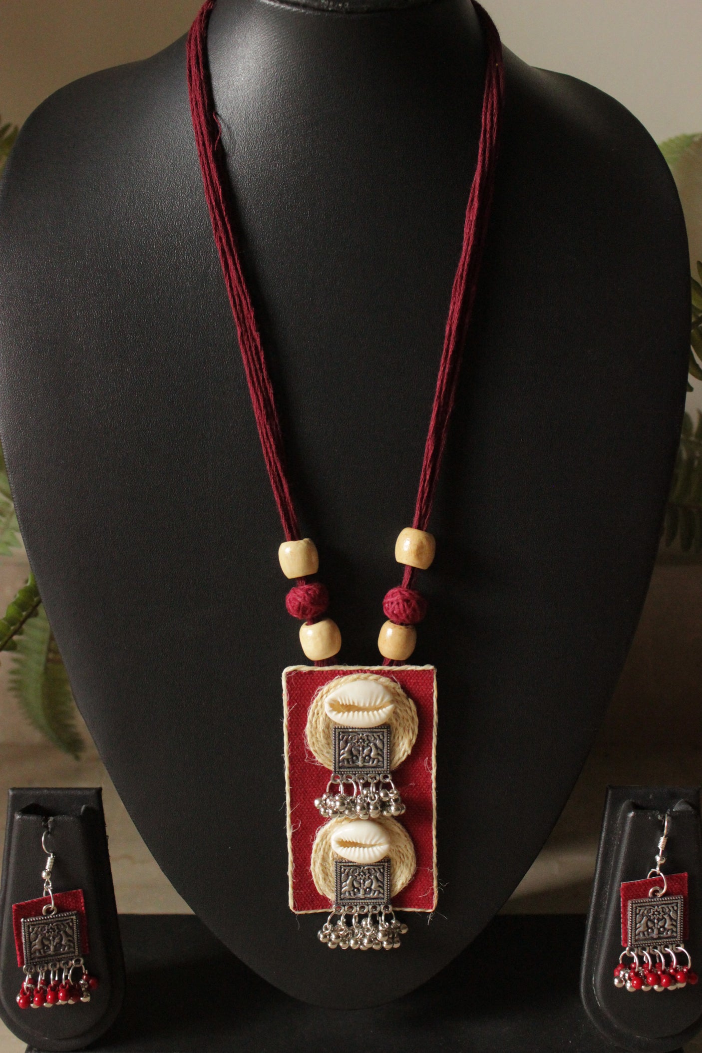 Maroon Fabric and Jute Adjustable Thread Closure Necklace Set