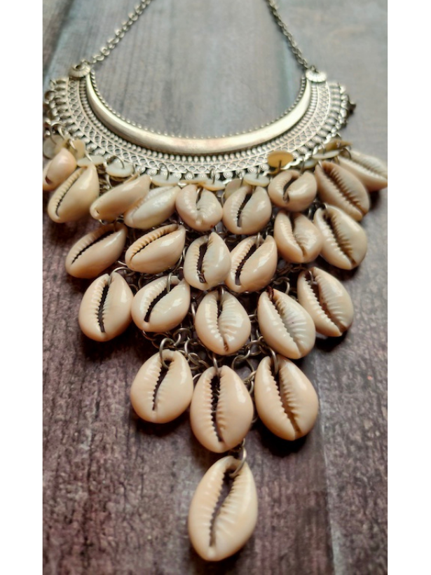 Hasli Necklace Set with Shell Work