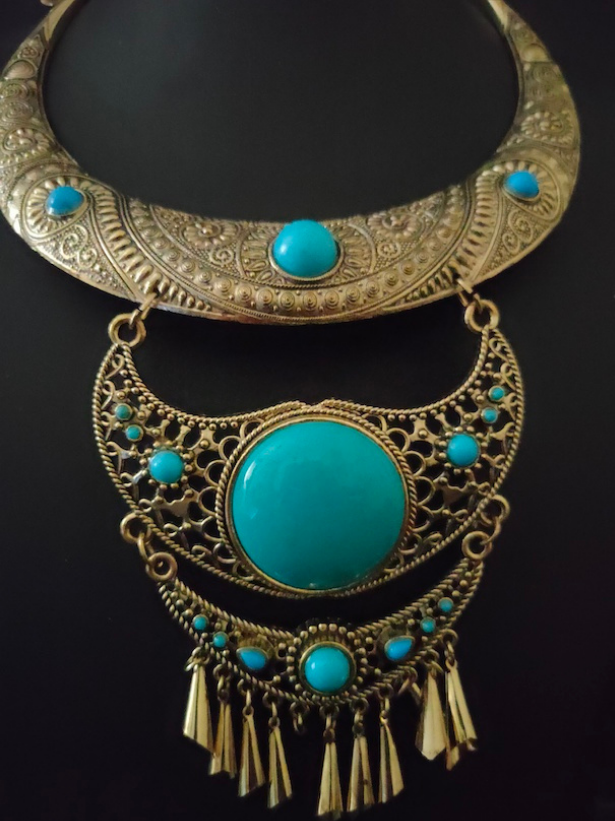 3 Layer Hasli Necklace Set with a Statement Pendant (Turquoise Stones)