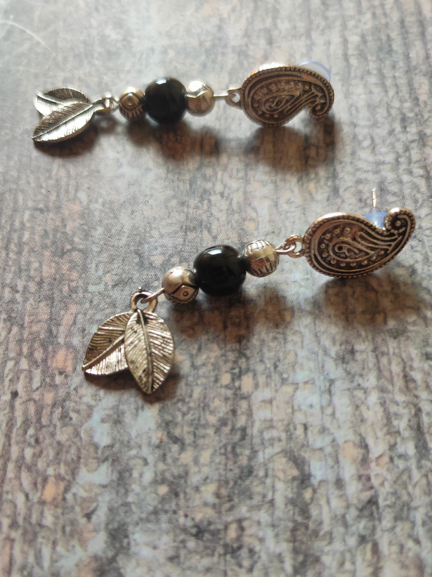 Metal Necklace Set with Glass Beads and Leaf Motifs