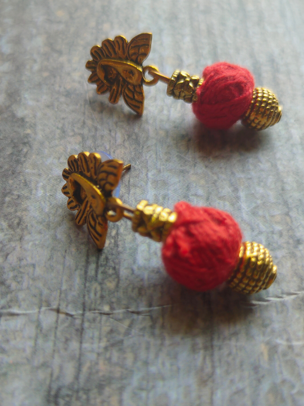 Red Thread Closure Fabric Beads Antique Gold Finish Necklace Set