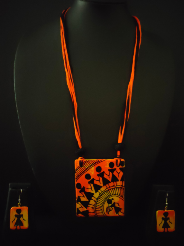 Vibrant Hand Painted Tribal Motifs Thread Closure Ceramic Necklace Set