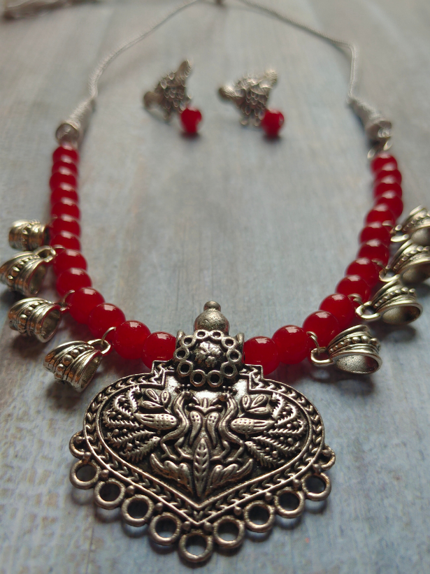Red Glass Beads and Metal Pendant Necklace Set with Thread Closure