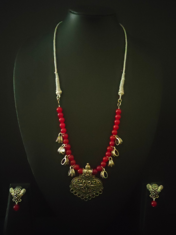 Red Glass Beads and Metal Pendant Necklace Set with Thread Closure