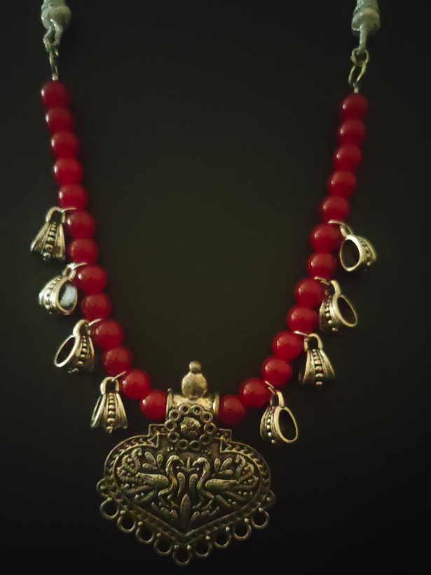 Red Glass Beads and Metal Pendant Necklace Set with Thread Closure