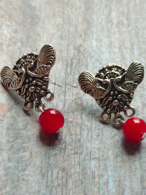 Red Glass Beads and Metal Pendant Necklace Set with Thread Closure